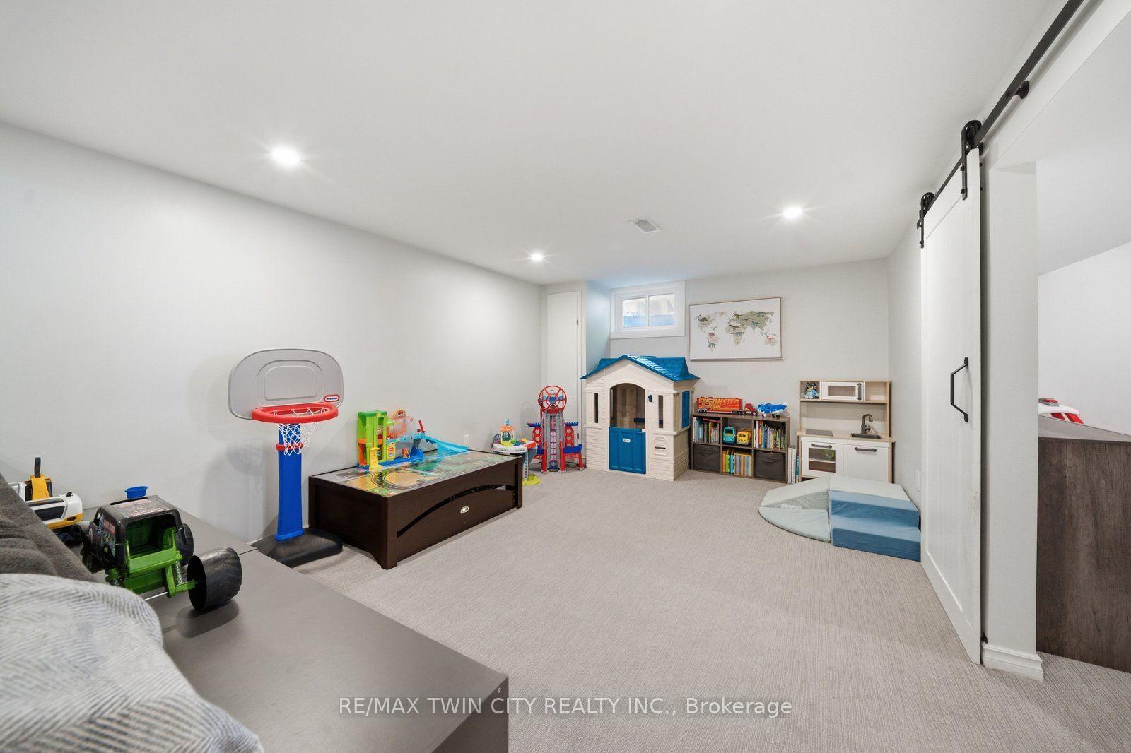 Photo 22 of 45 Wayne Drive, Brantford, Fairview/Greenbrier — HOMEH
