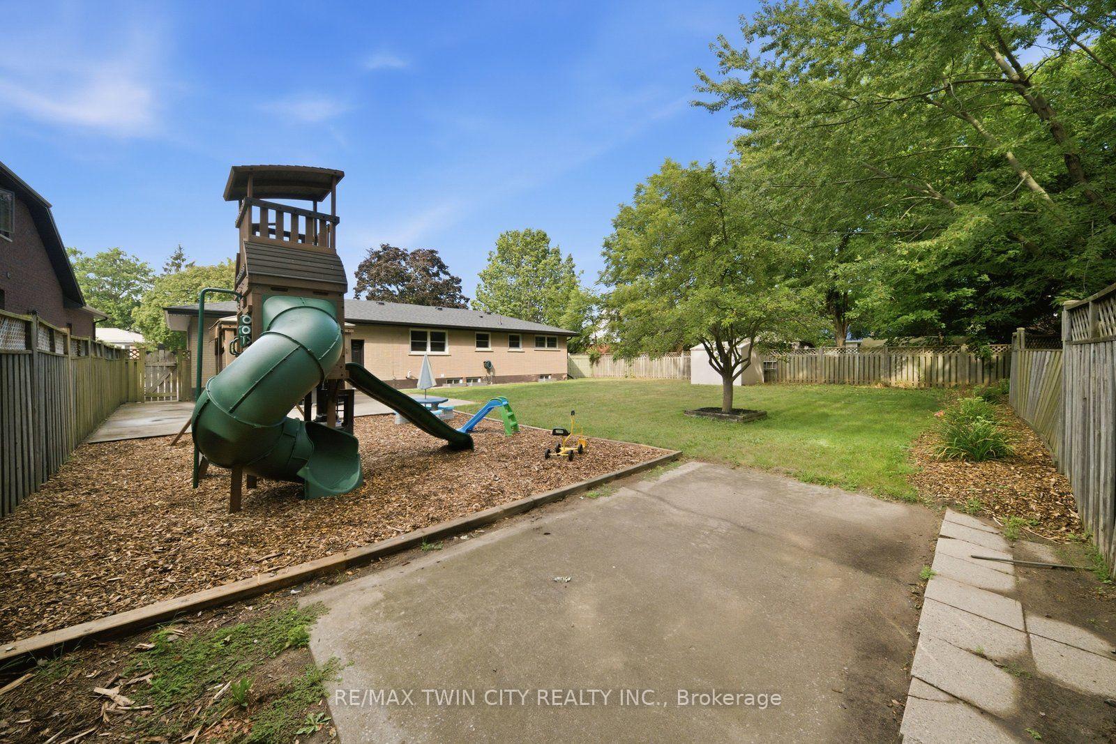 Photo 35 of 45 Wayne Drive, Brantford, Fairview/Greenbrier — HOMEH