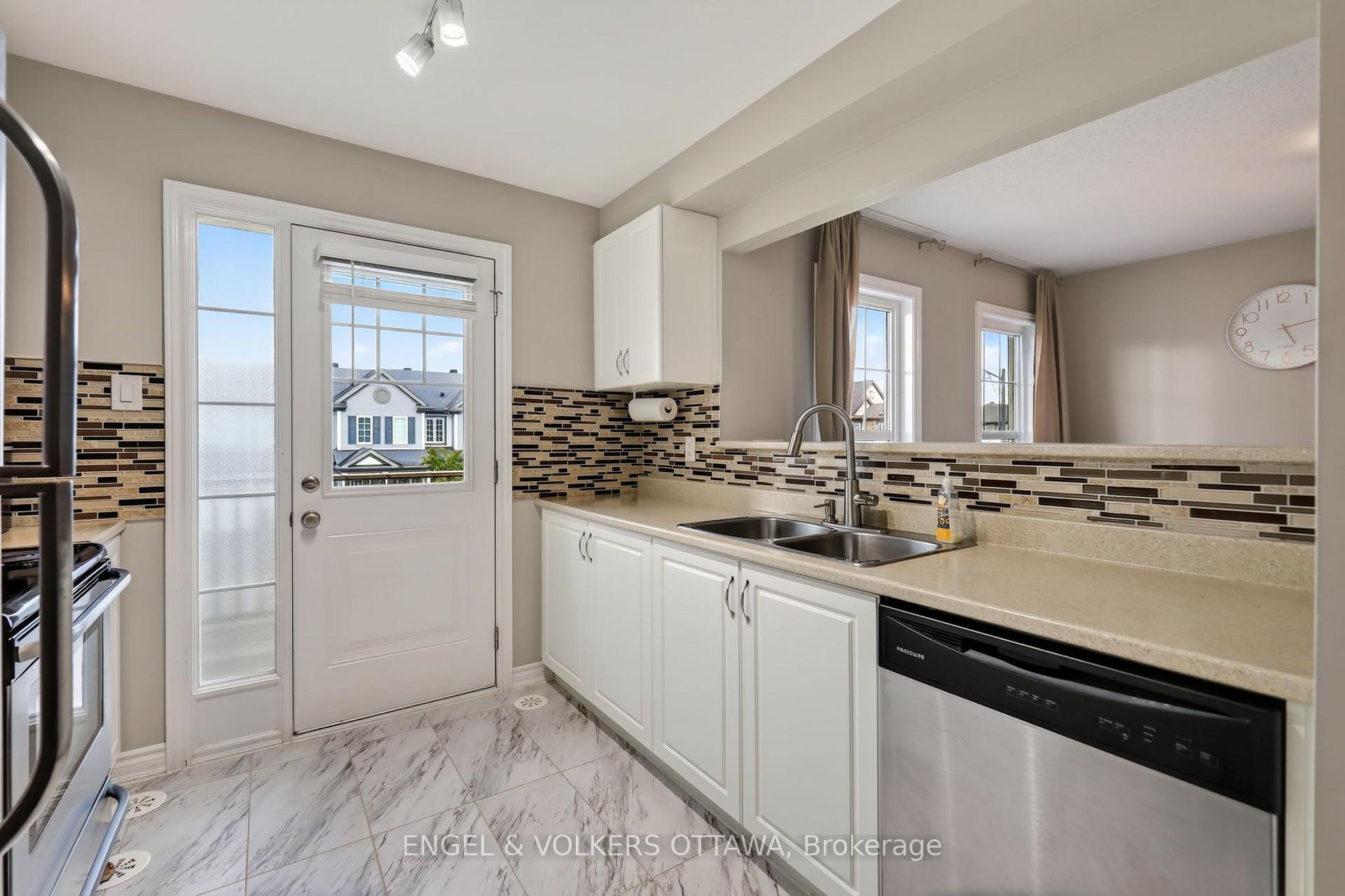 Photo 2 of 380 Sweet Grass Circle, Ottawa, Barrhaven - Half Moon Bay — HOMEH