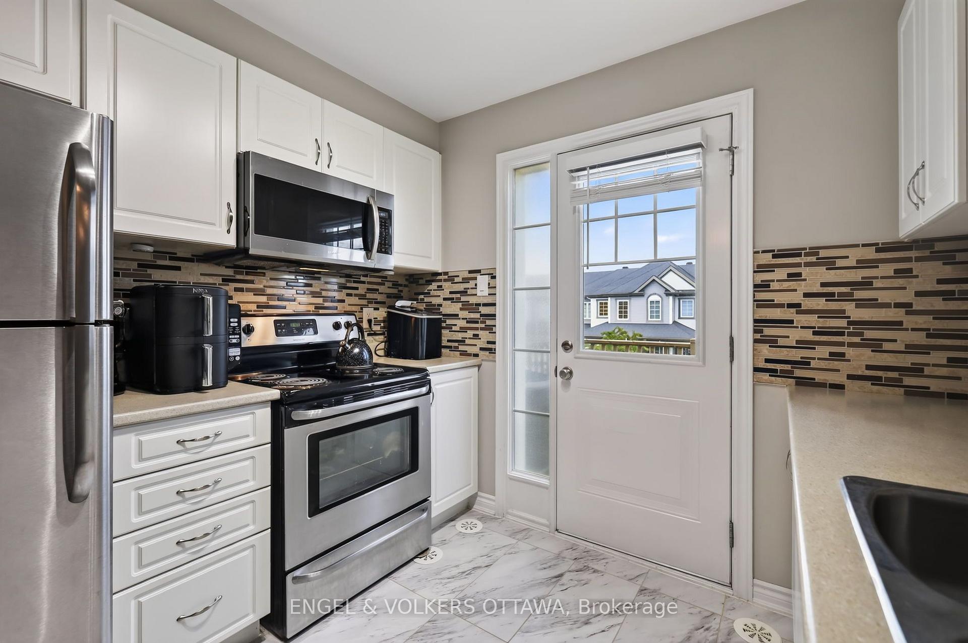 Photo 3 of 380 Sweet Grass Circle, Ottawa, Barrhaven - Half Moon Bay — HOMEH