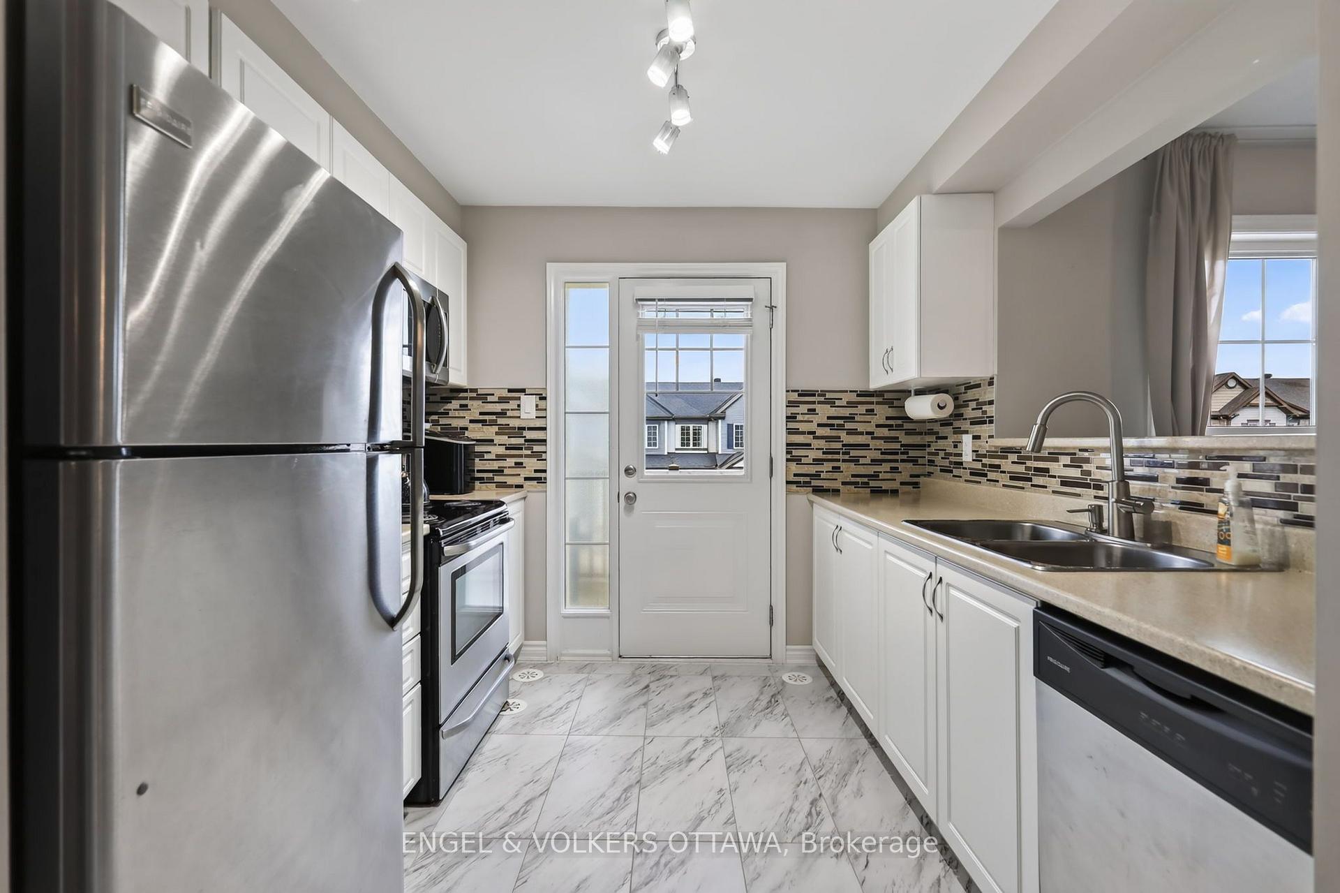 Photo 4 of 380 Sweet Grass Circle, Ottawa, Barrhaven - Half Moon Bay — HOMEH