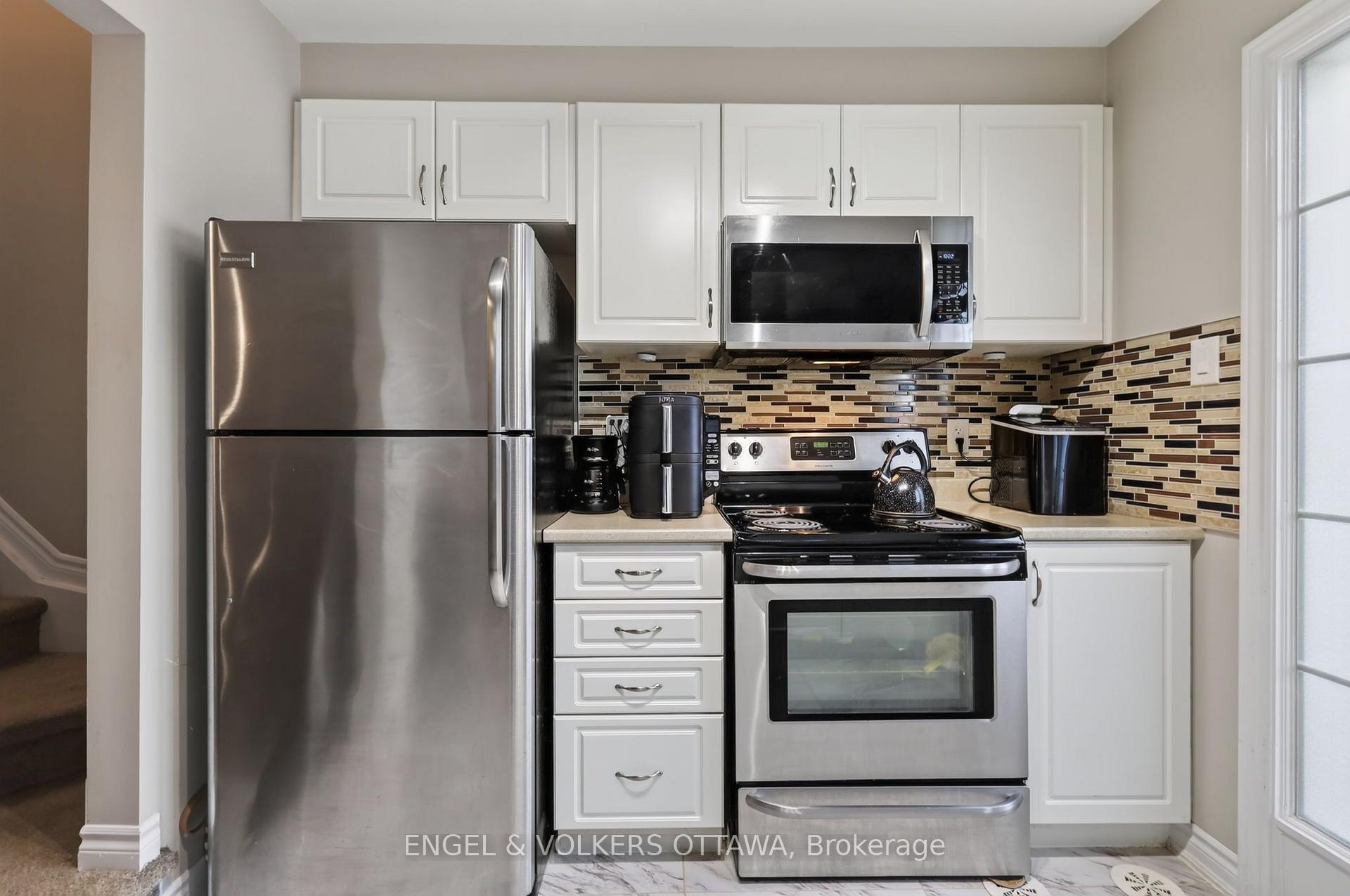 Photo 5 of 380 Sweet Grass Circle, Ottawa, Barrhaven - Half Moon Bay — HOMEH