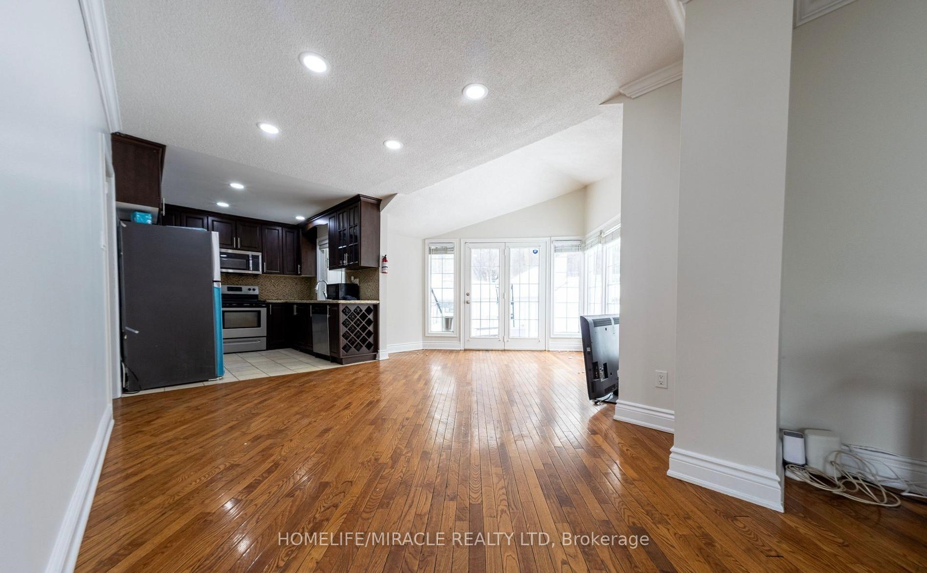 Photo 7 of 60 Centre Street, Brampton, Brampton East — HOMEH