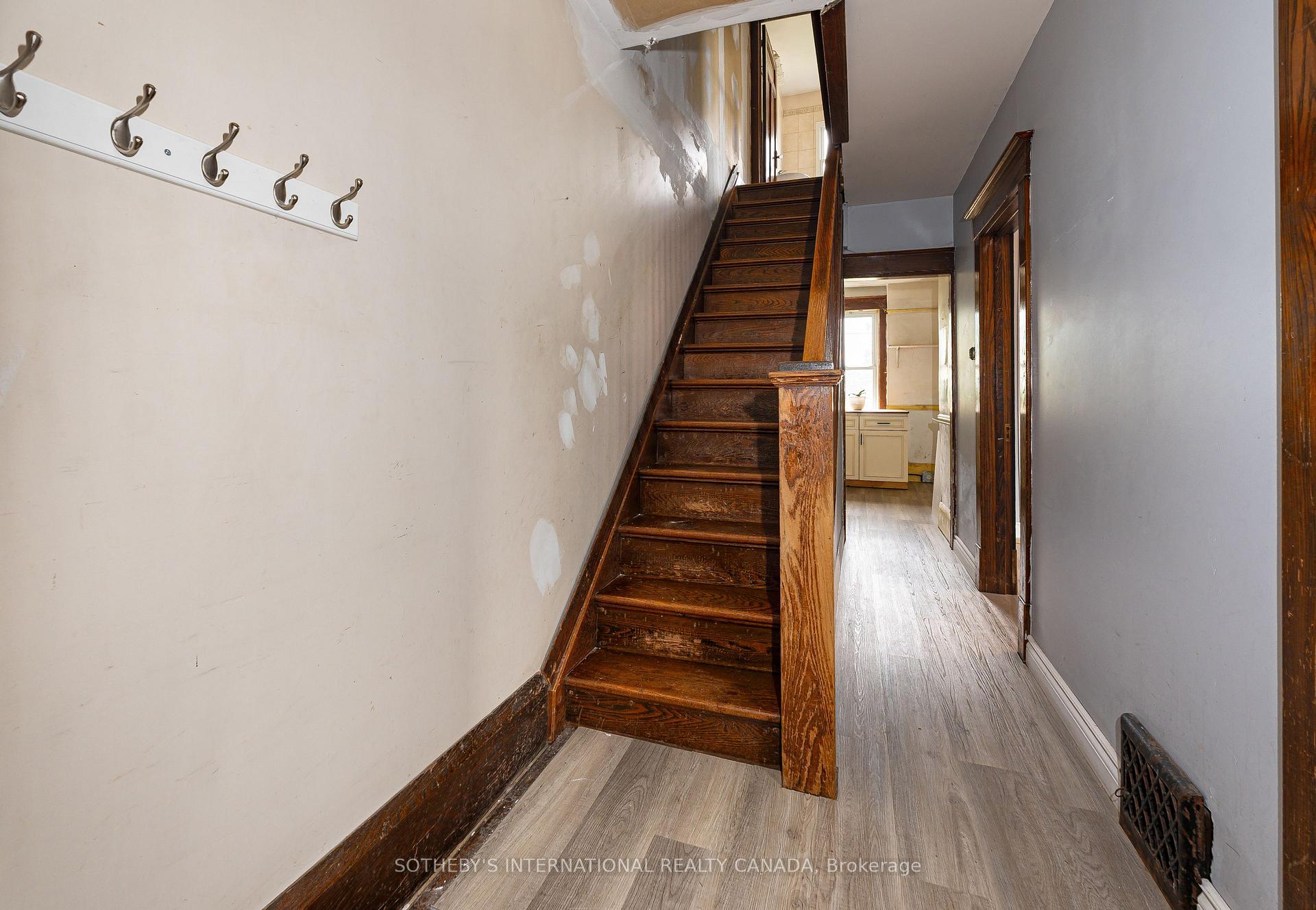 Photo 5 of 4 Marshall Boulevard, Toronto, Rockcliffe-Smythe — HOMEH