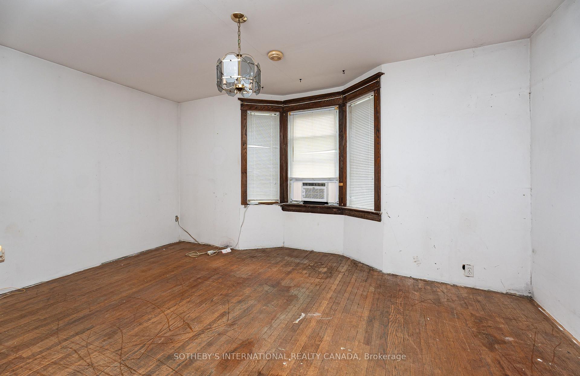 Photo 7 of 4 Marshall Boulevard, Toronto, Rockcliffe-Smythe — HOMEH