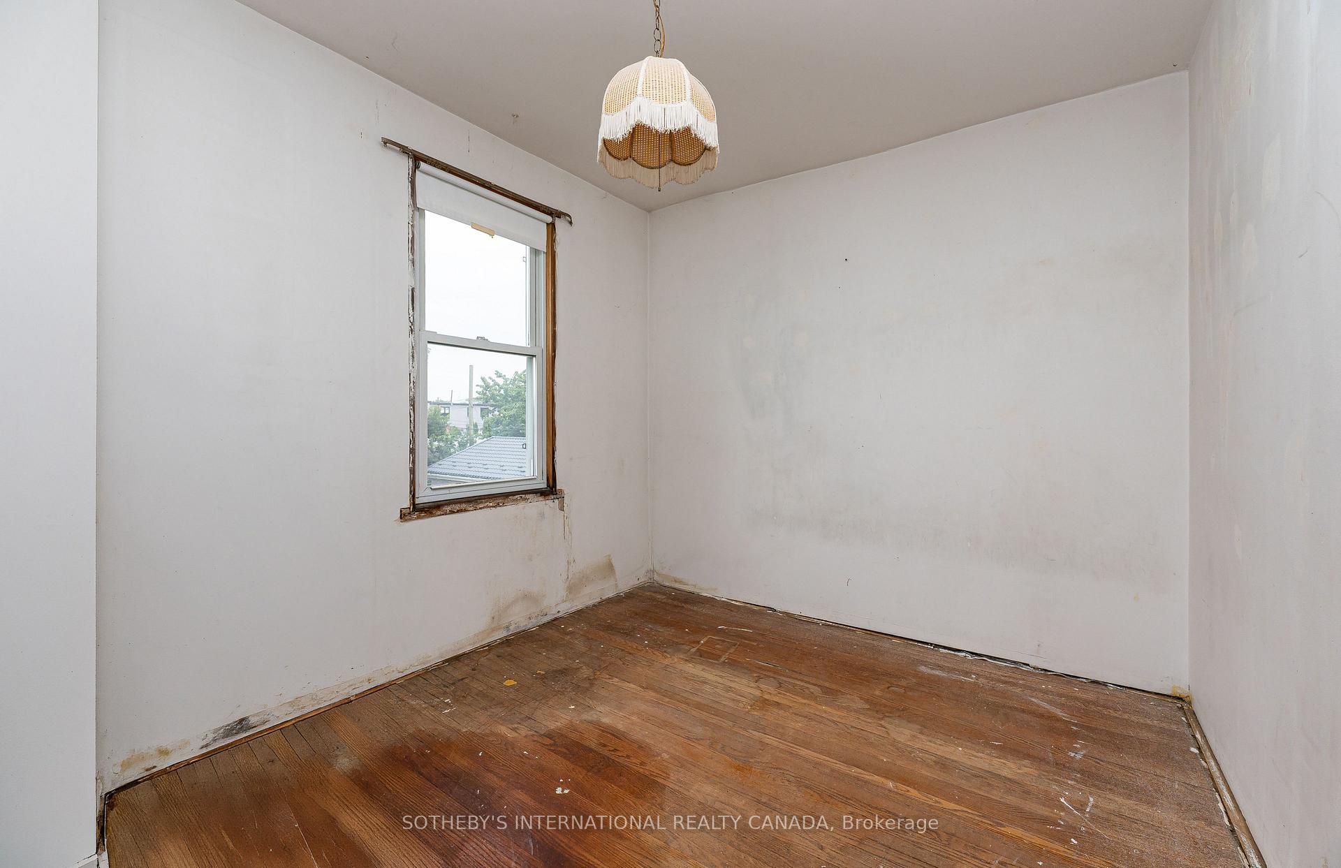 Photo 8 of 4 Marshall Boulevard, Toronto, Rockcliffe-Smythe — HOMEH