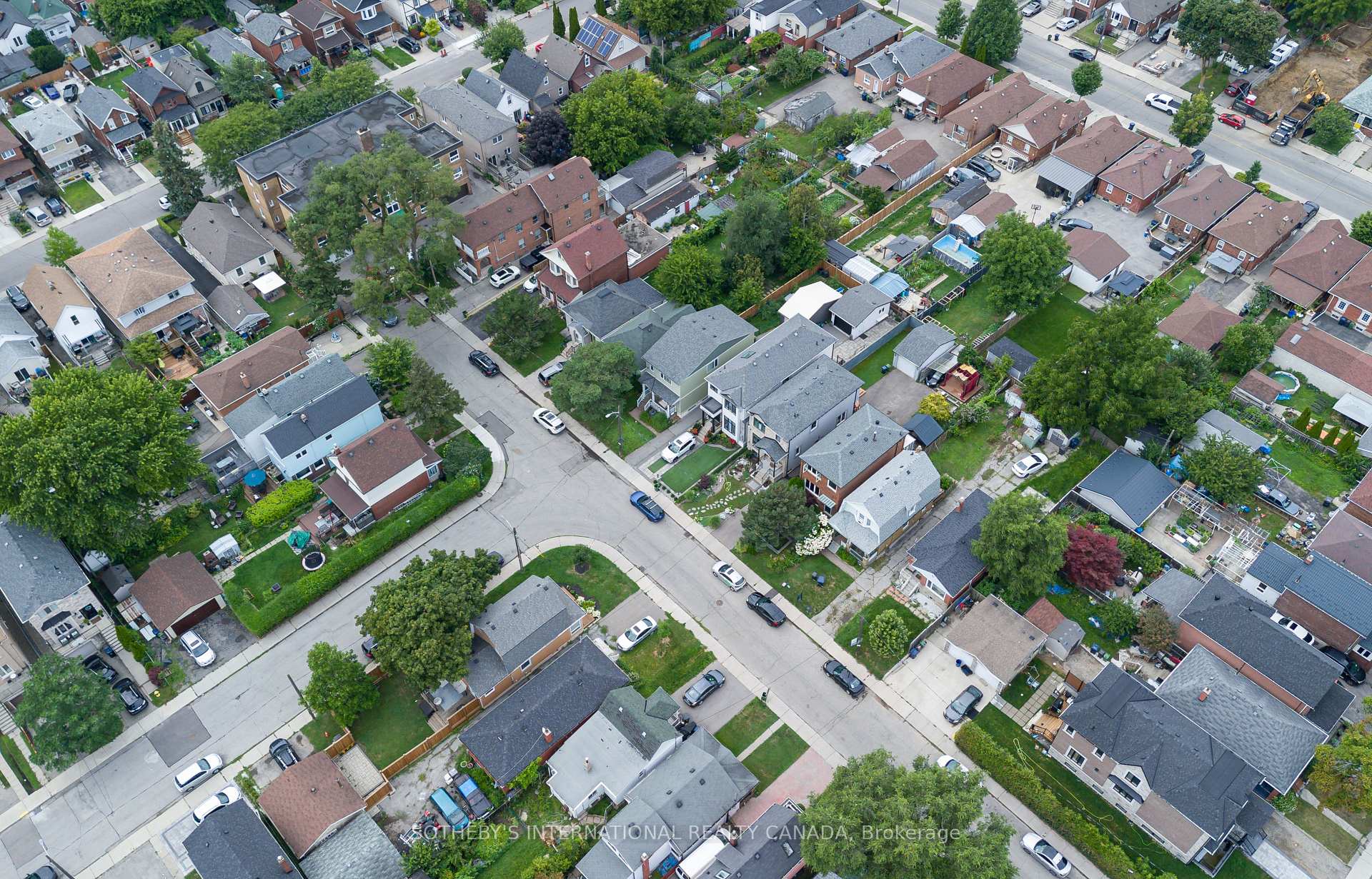 Photo 10 of 4 Marshall Boulevard, Toronto, Rockcliffe-Smythe — HOMEH