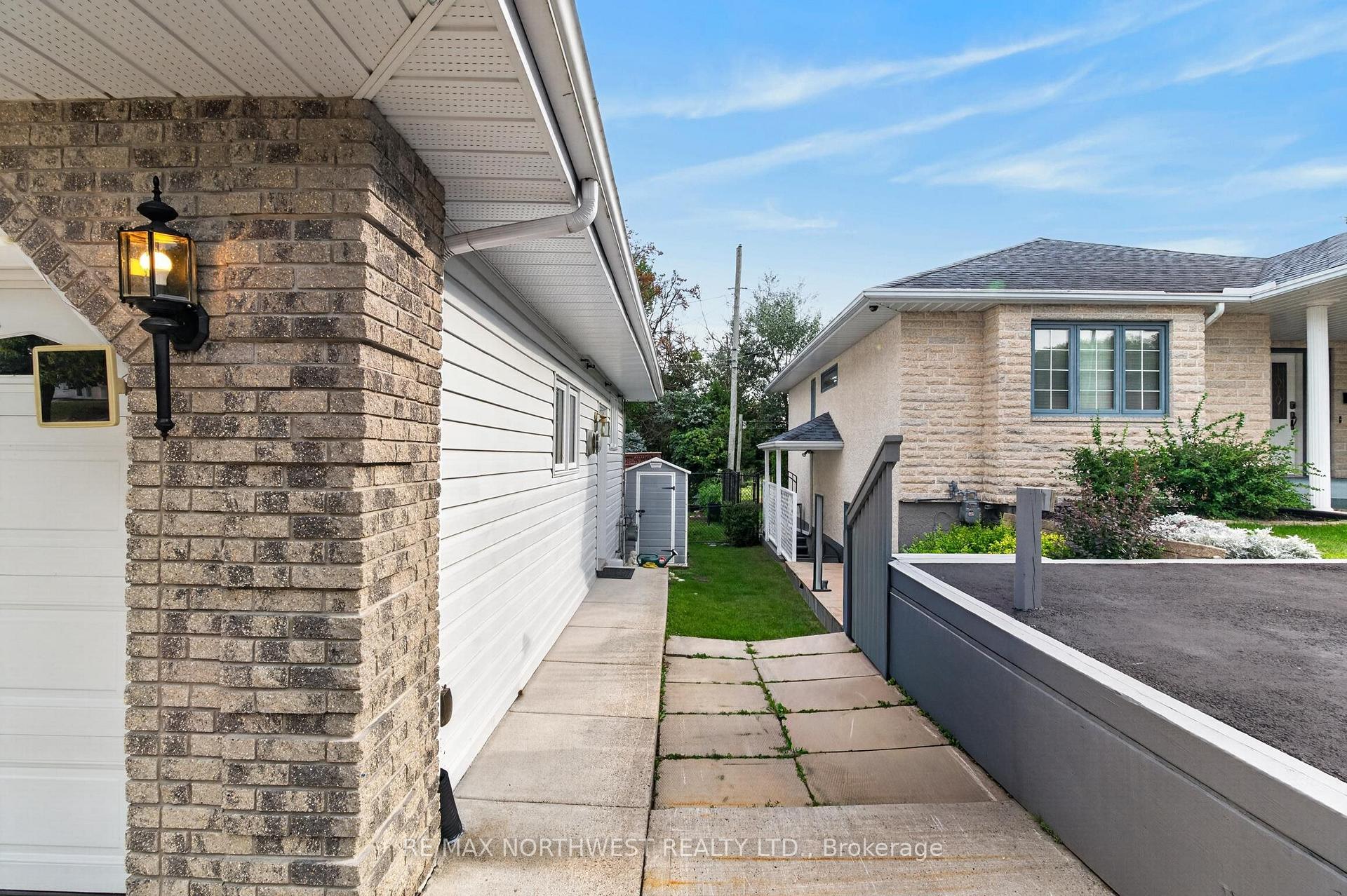 Photo 4 of 30 Sandstone Place, Kenora, Amethyst — HOMEH