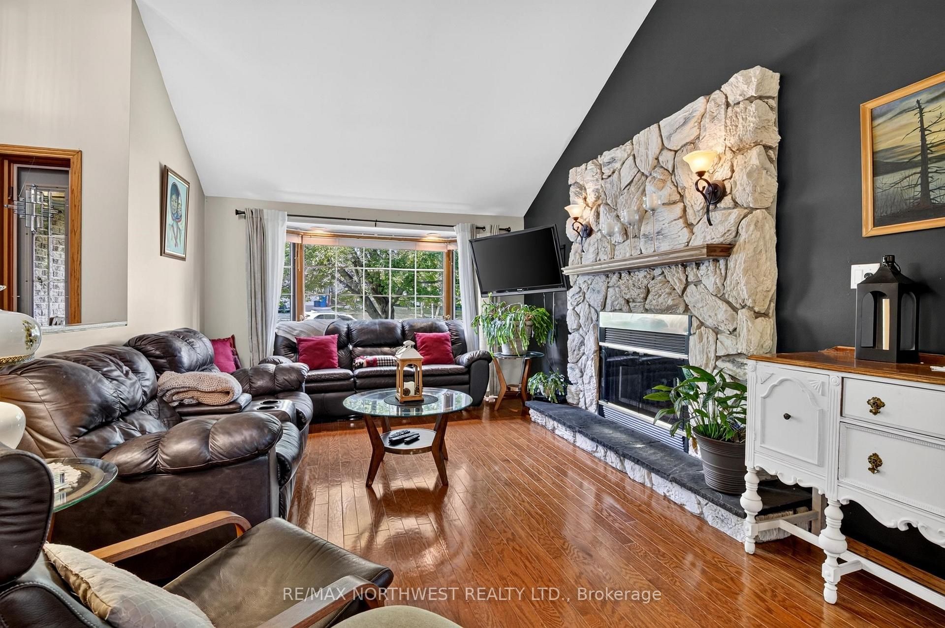 Photo 10 of 30 Sandstone Place, Kenora, Amethyst — HOMEH