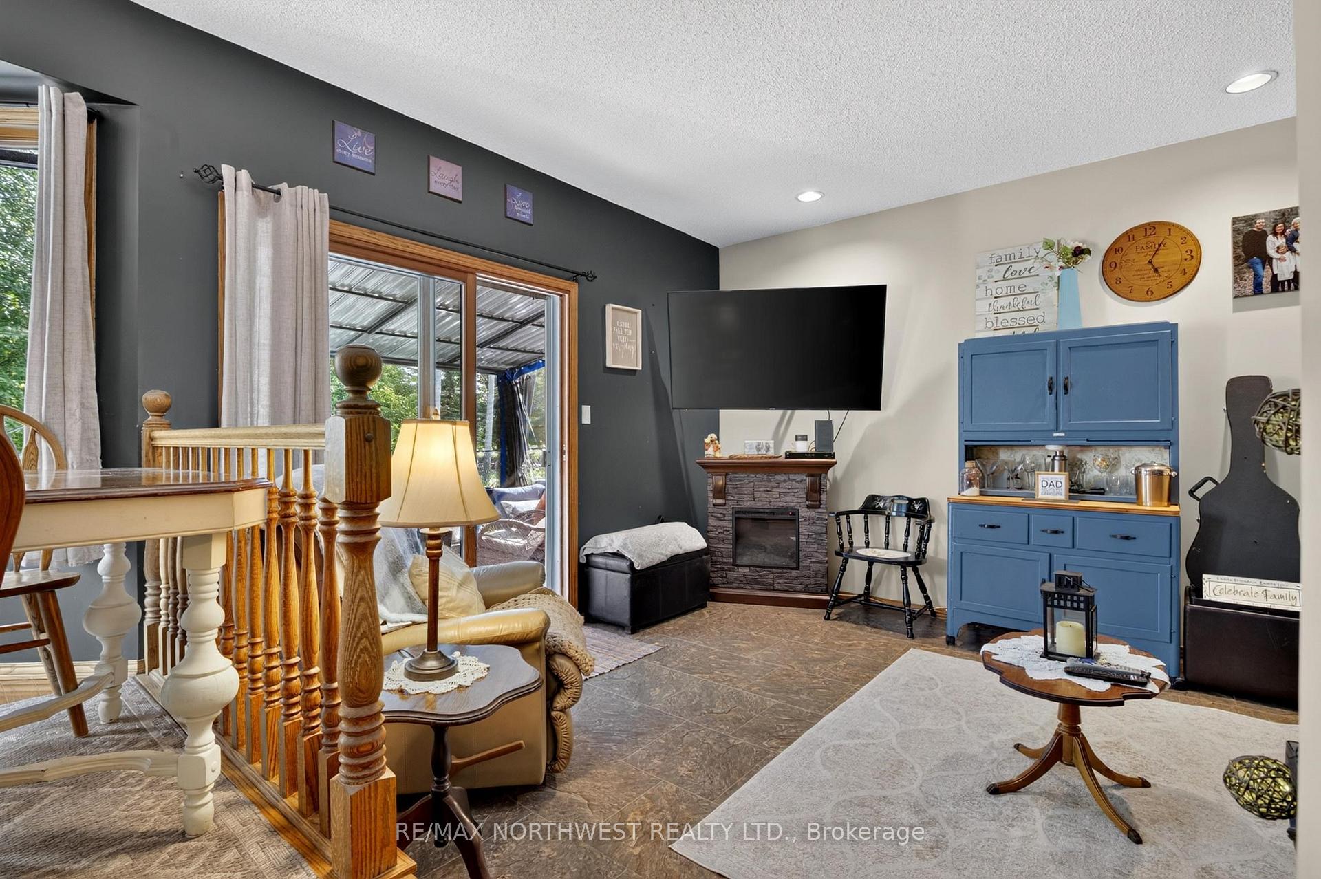 Photo 12 of 30 Sandstone Place, Kenora, Amethyst — HOMEH