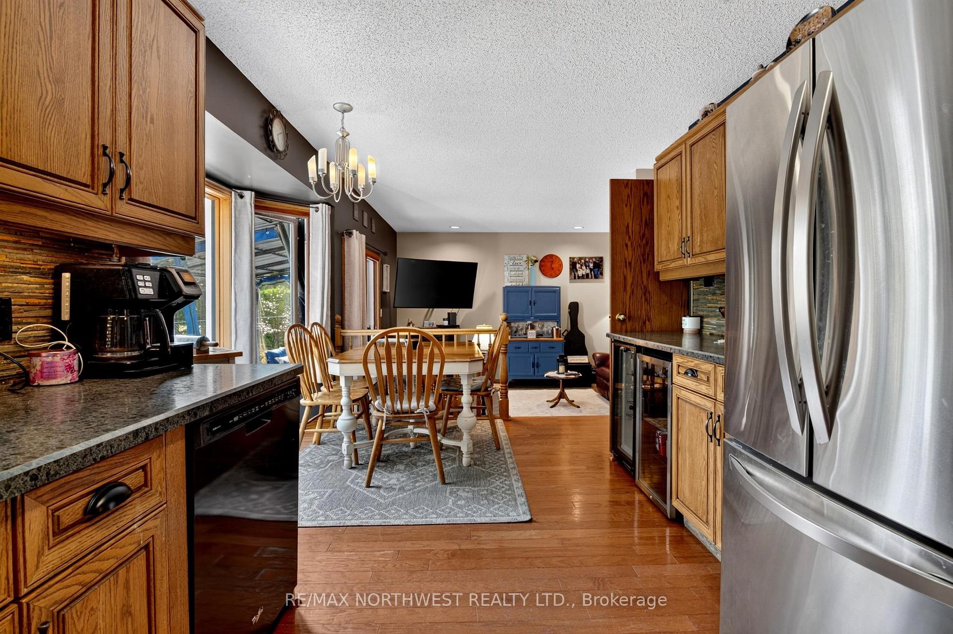 Photo 14 of 30 Sandstone Place, Kenora, Amethyst — HOMEH