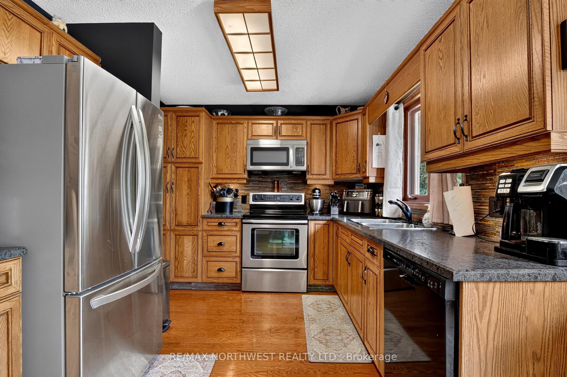 Photo 15 of 30 Sandstone Place, Kenora, Amethyst — HOMEH