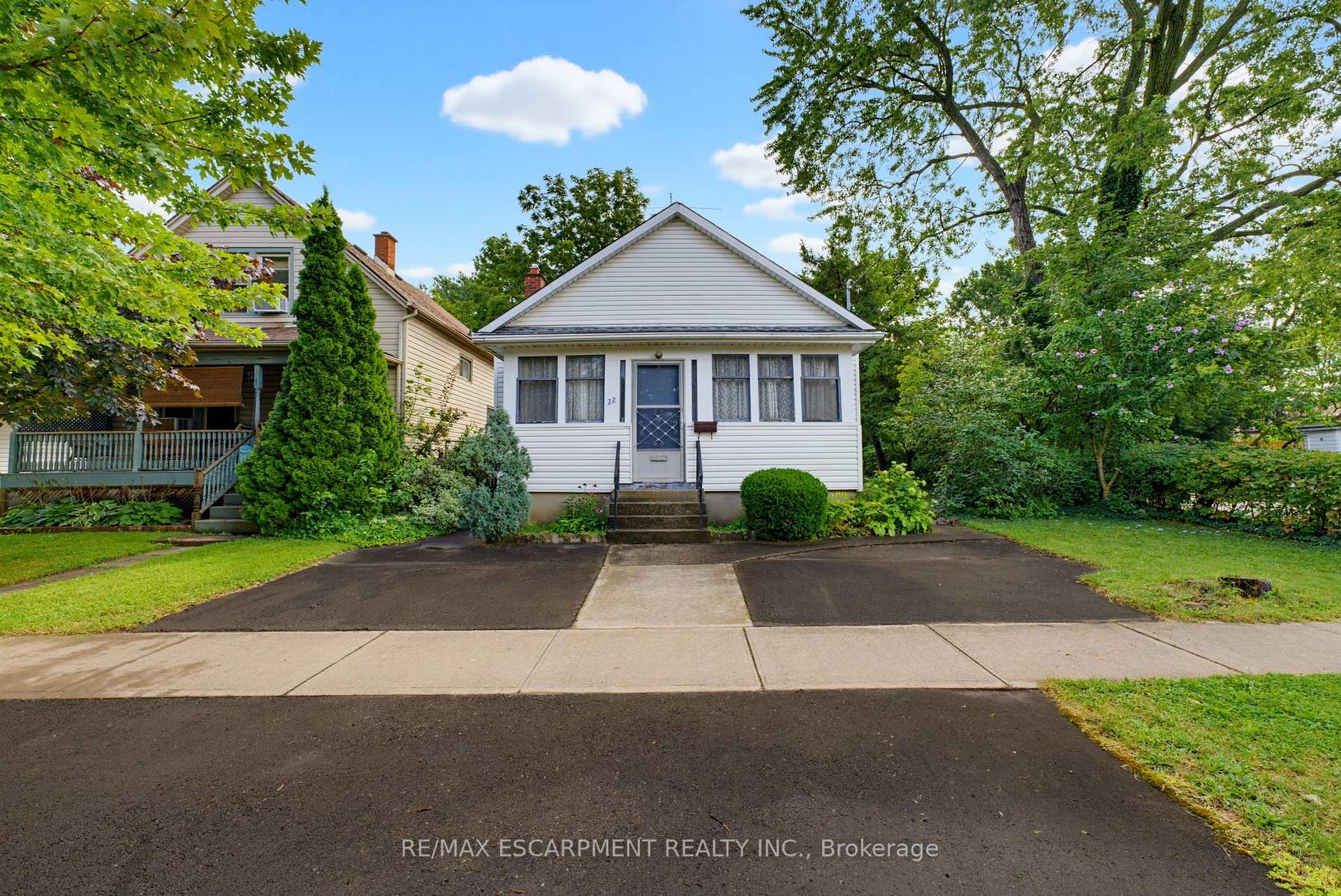 Photo 2 of 22 Mildred Avenue, St. Catharines, Port Weller — HOMEH