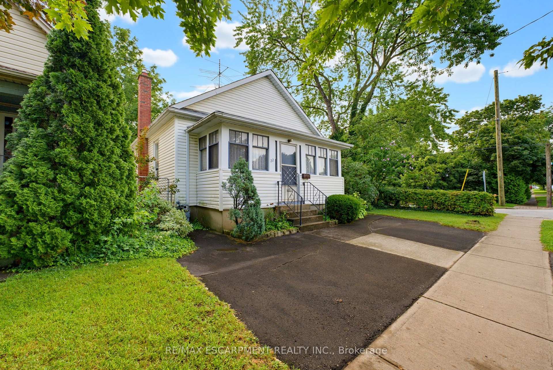 Photo 3 of 22 Mildred Avenue, St. Catharines, Port Weller — HOMEH