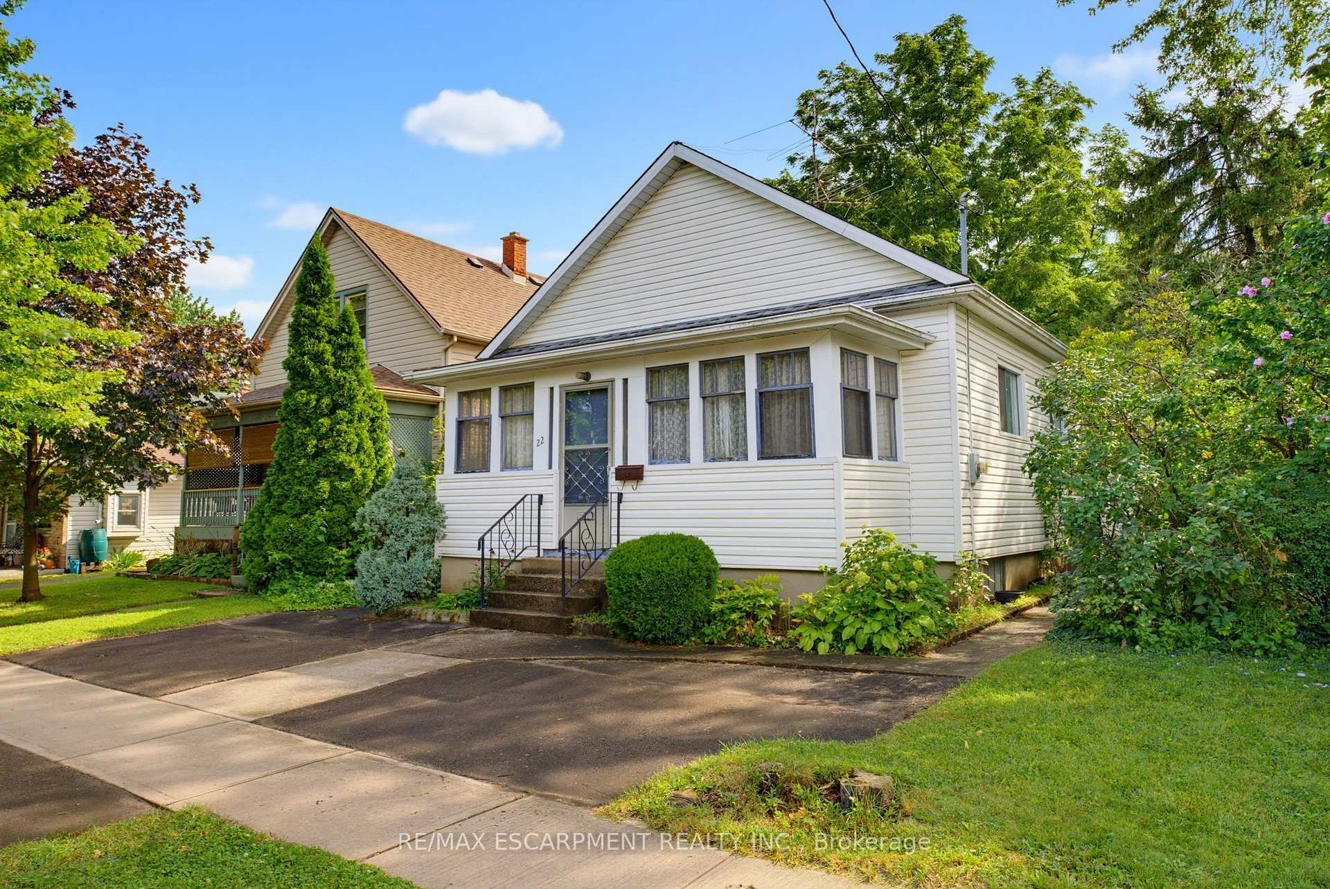 Photo 4 of 22 Mildred Avenue, St. Catharines, Port Weller — HOMEH