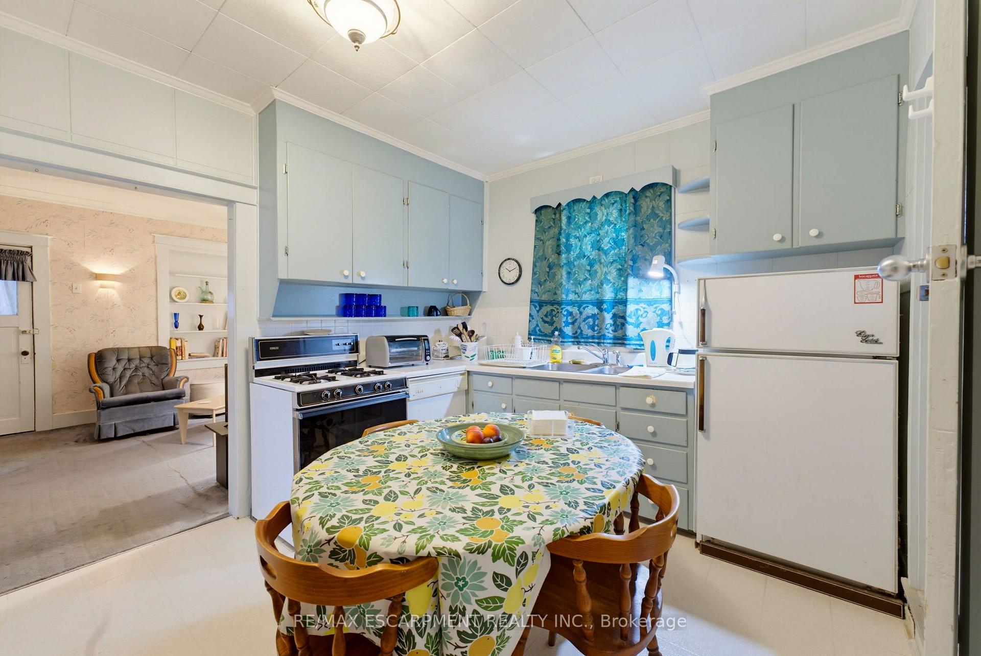 Photo 11 of 22 Mildred Avenue, St. Catharines, Port Weller — HOMEH