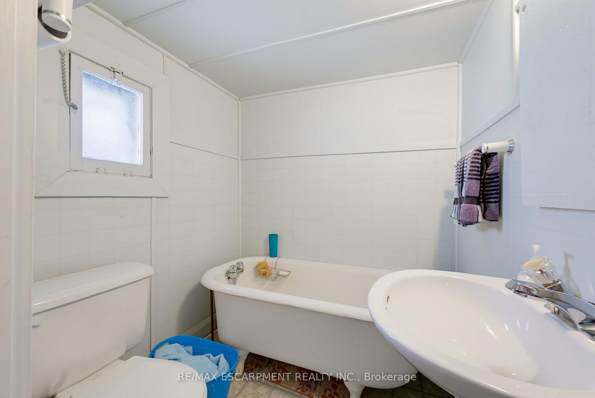 Photo 17 of 22 Mildred Avenue, St. Catharines, Port Weller — HOMEH