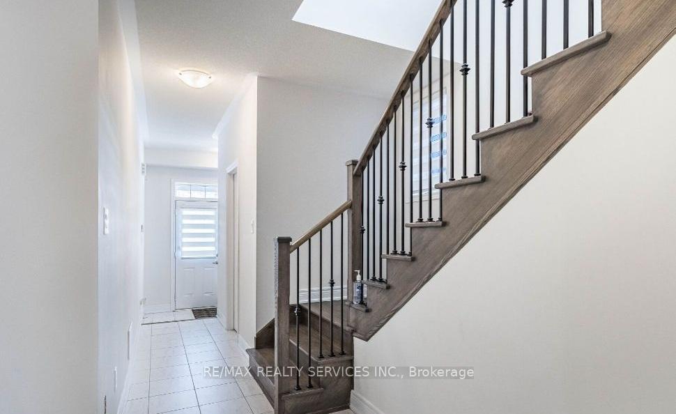 Photo 3 of 17 Overstone Road E, Halton Hills, Georgetown — HOMEH