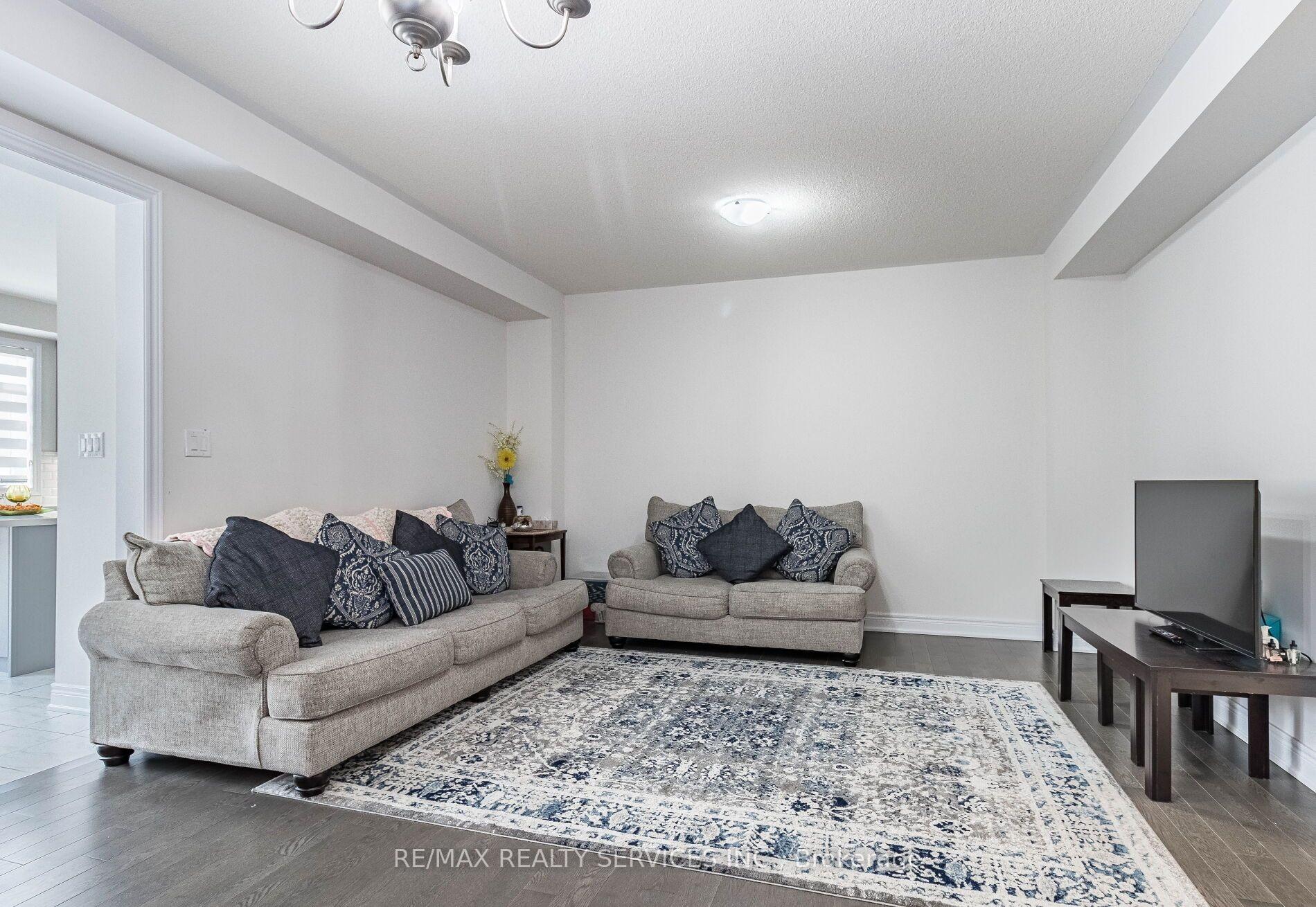 Photo 5 of 17 Overstone Road E, Halton Hills, Georgetown — HOMEH