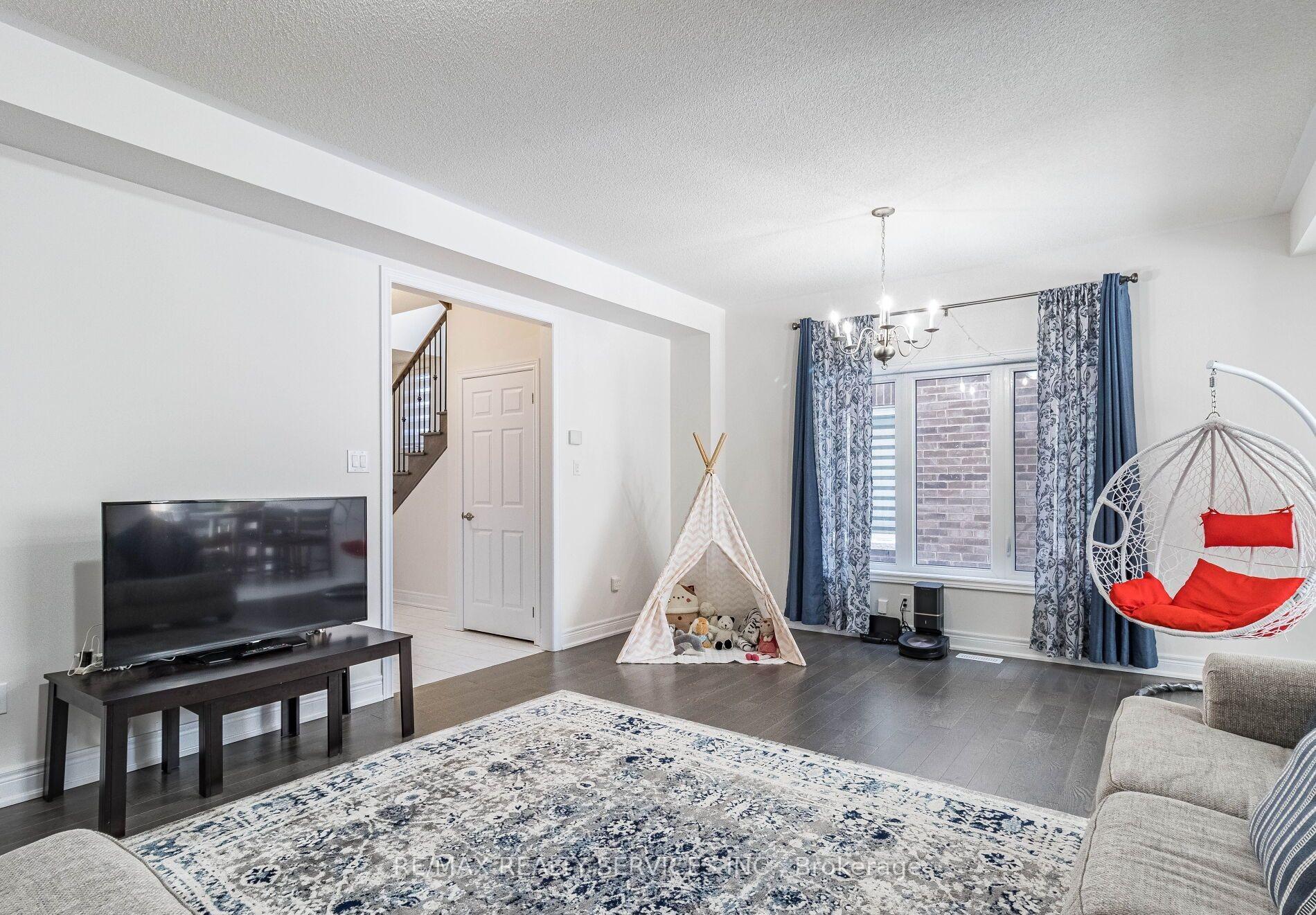 Photo 6 of 17 Overstone Road E, Halton Hills, Georgetown — HOMEH