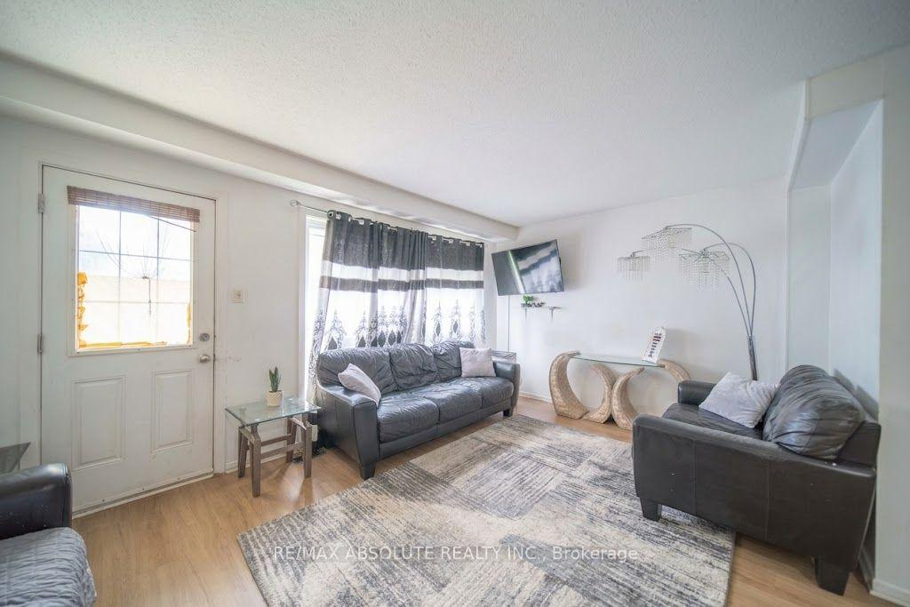 Photo 4 of 30 E Sonnet Crescent, Ottawa, Westcliffe Estates — HOMEH
