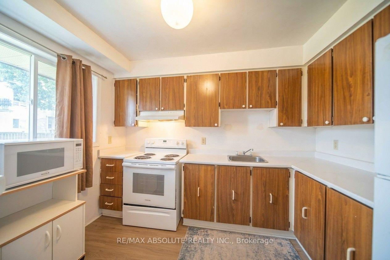 Photo 8 of 30 E Sonnet Crescent, Ottawa, Westcliffe Estates — HOMEH