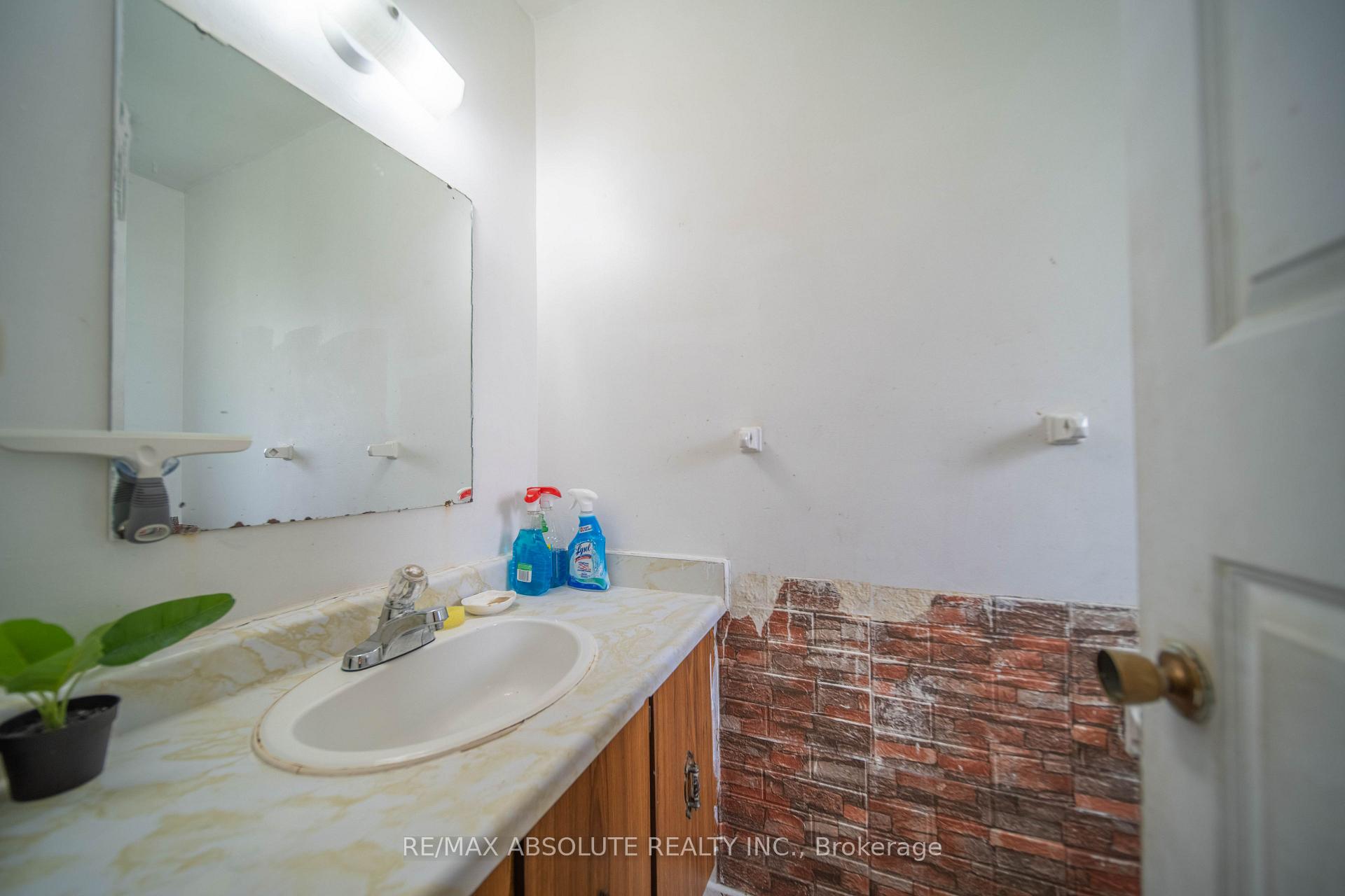 Photo 10 of 30 E Sonnet Crescent, Ottawa, Westcliffe Estates — HOMEH