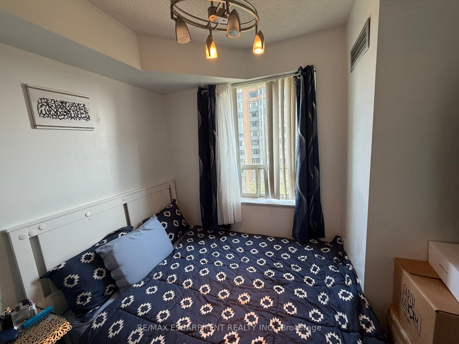 Photo 5 of Unit 802, 325 Webb Drive, Mississauga, City Centre — HOMEH