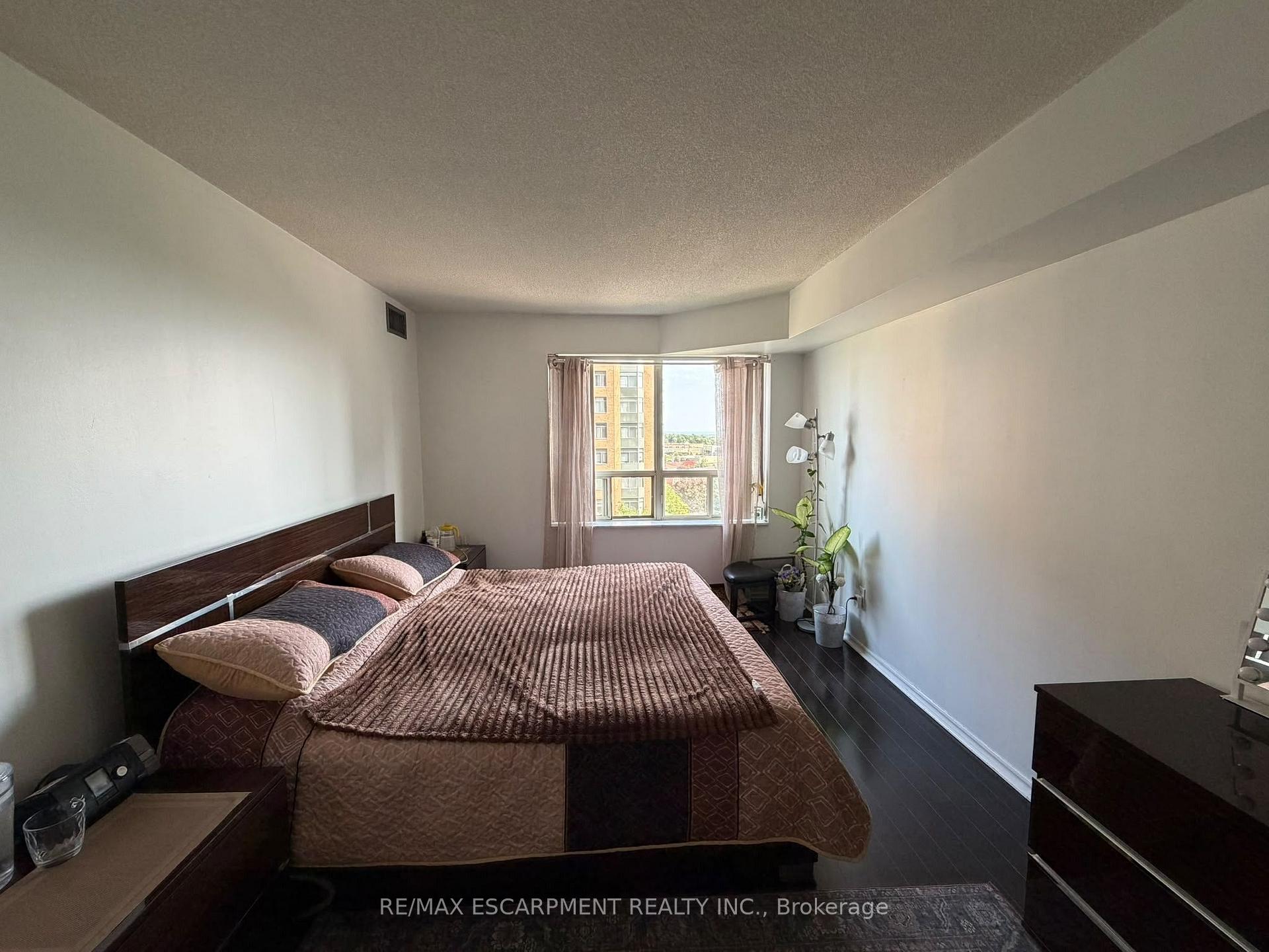 Photo 3 of Unit 802, 325 Webb Drive, Mississauga, City Centre — HOMEH