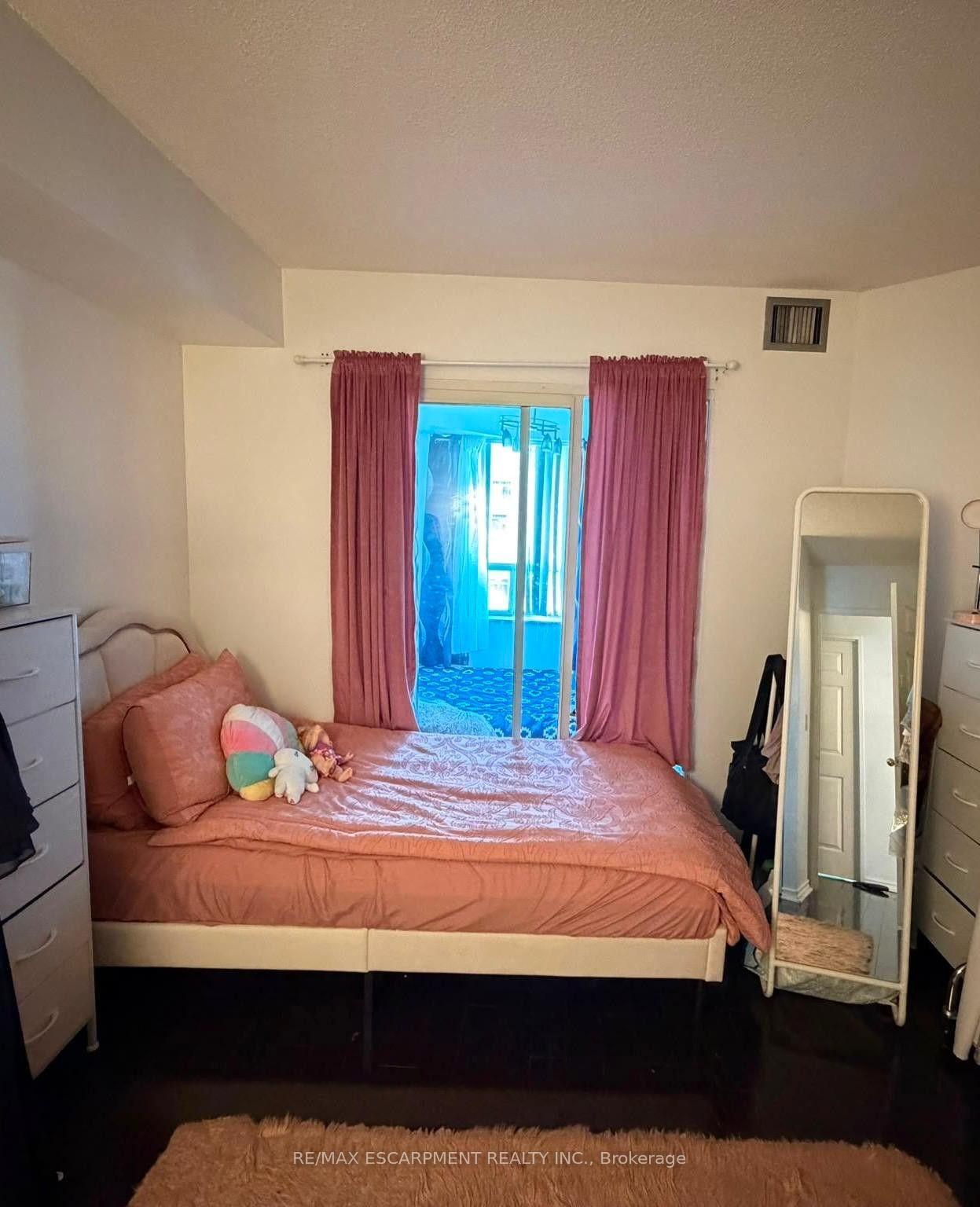 Photo 7 of Unit 802, 325 Webb Drive, Mississauga, City Centre — HOMEH