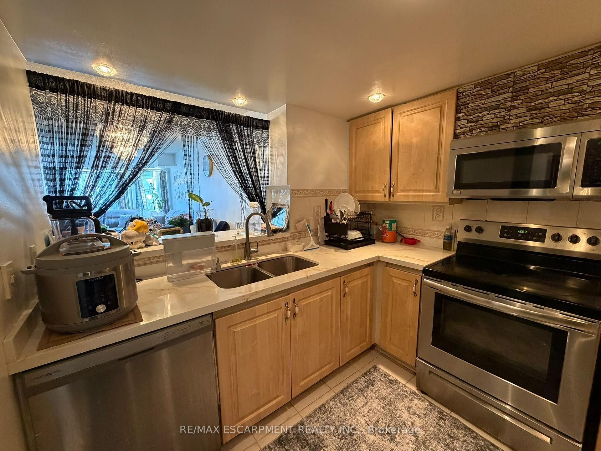Photo 11 of Unit 802, 325 Webb Drive, Mississauga, City Centre — HOMEH