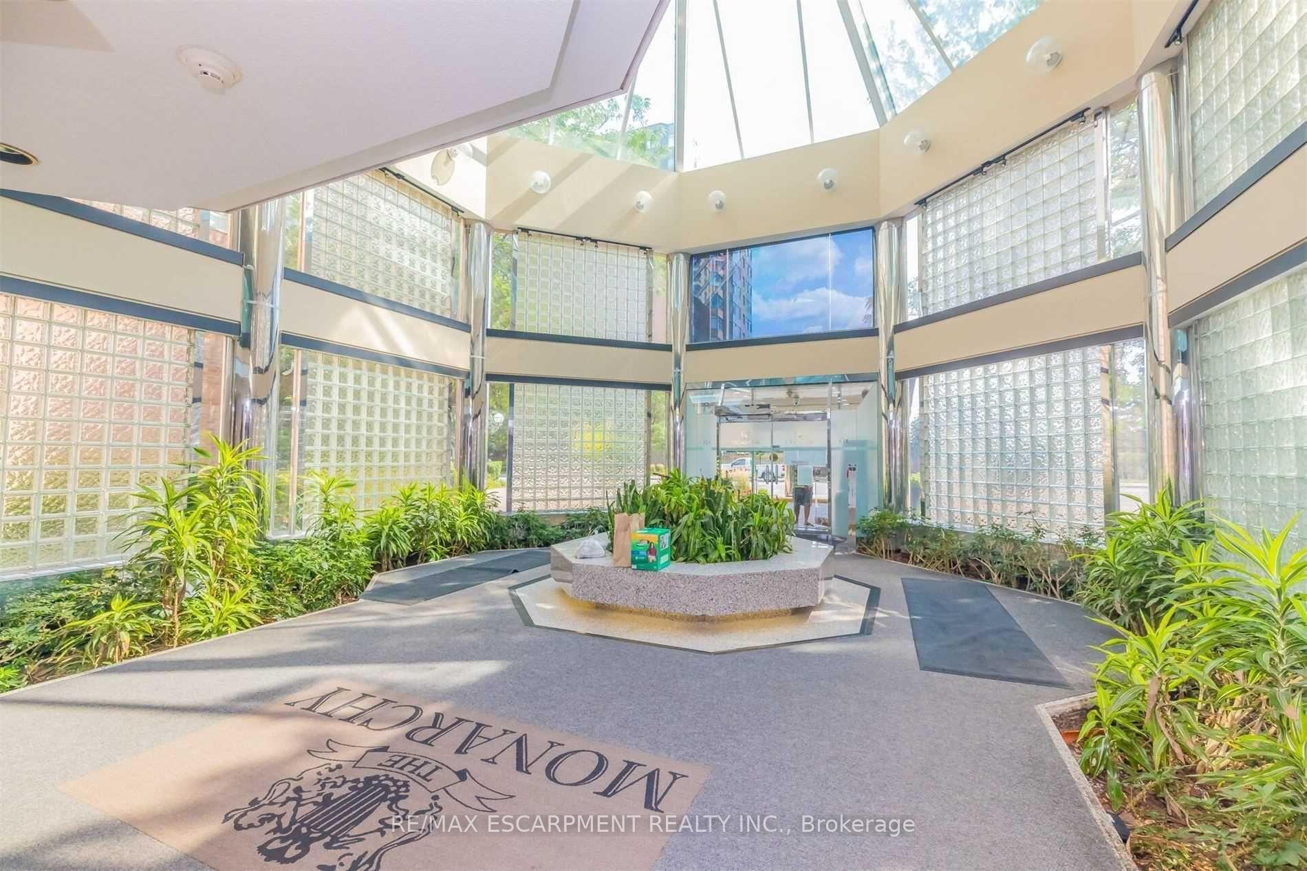 Photo 4 of Unit 802, 325 Webb Drive, Mississauga, City Centre — HOMEH