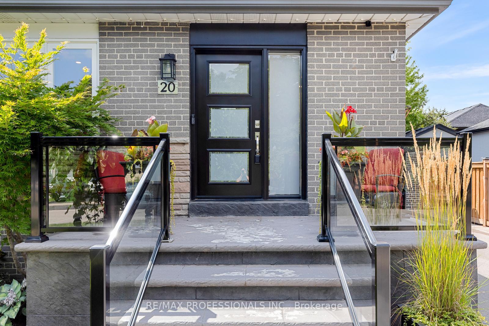 Photo 2 of 20 Hollister Road, Etobicoke, Eringate-Centennial-West Deane — HOMEH