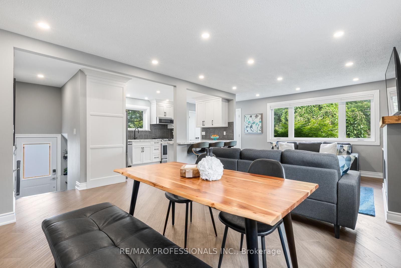 Photo 3 of 20 Hollister Road, Etobicoke, Eringate-Centennial-West Deane — HOMEH