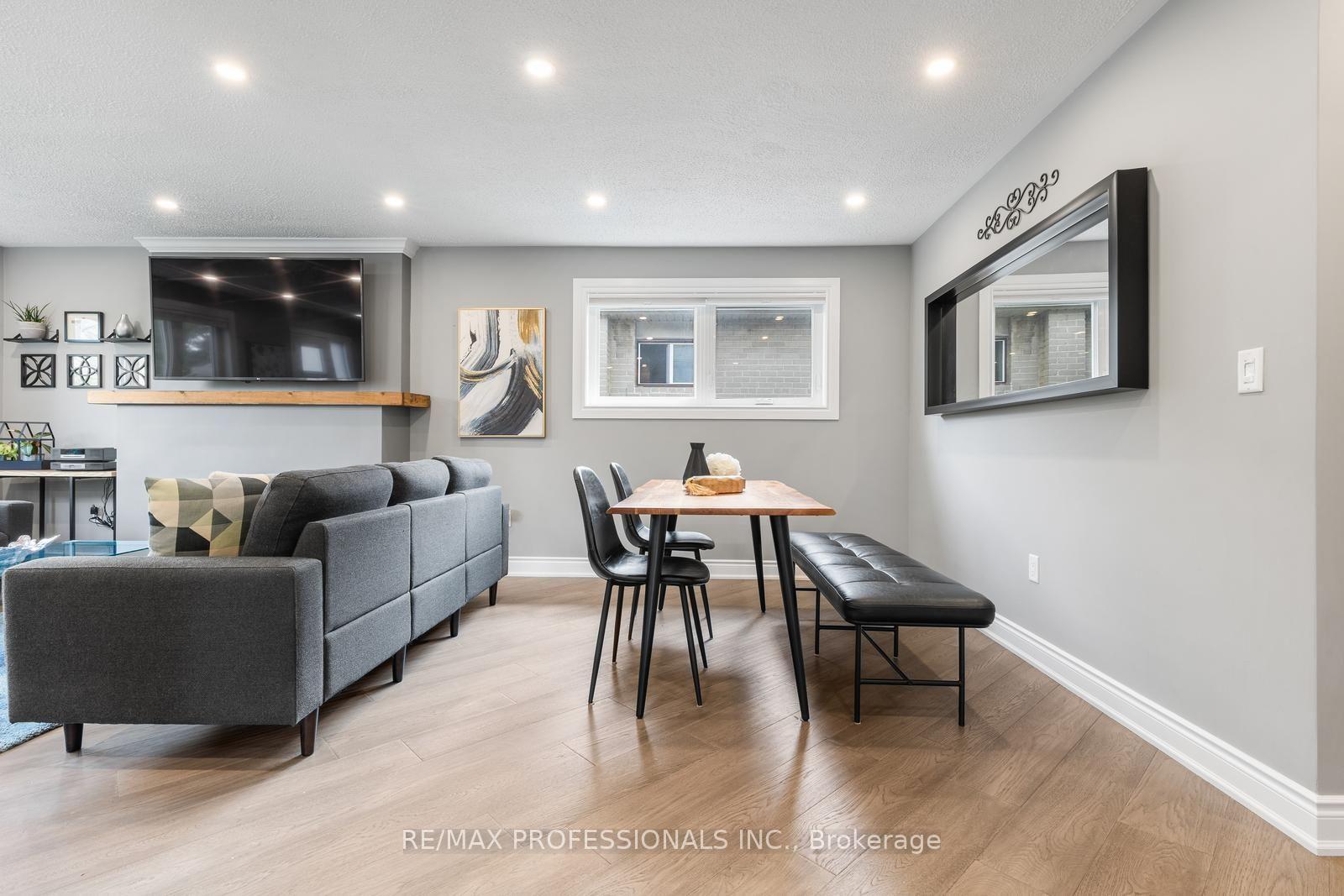 Photo 5 of 20 Hollister Road, Etobicoke, Eringate-Centennial-West Deane — HOMEH