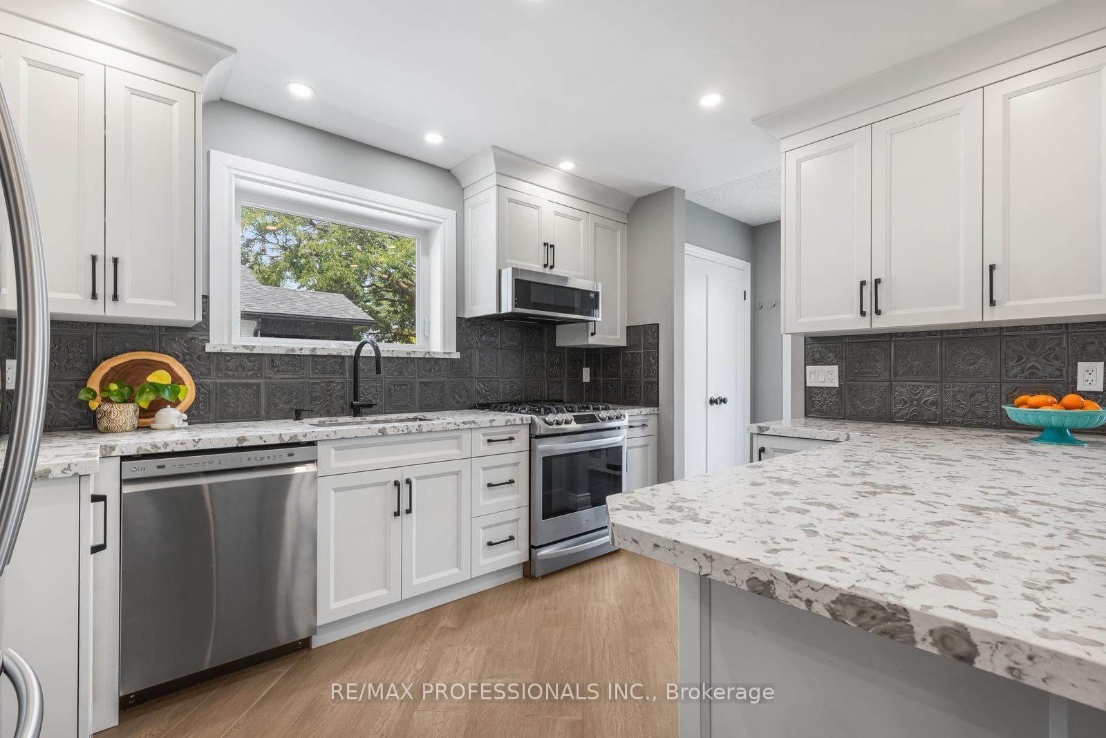 Photo 11 of 20 Hollister Road, Etobicoke, Eringate-Centennial-West Deane — HOMEH