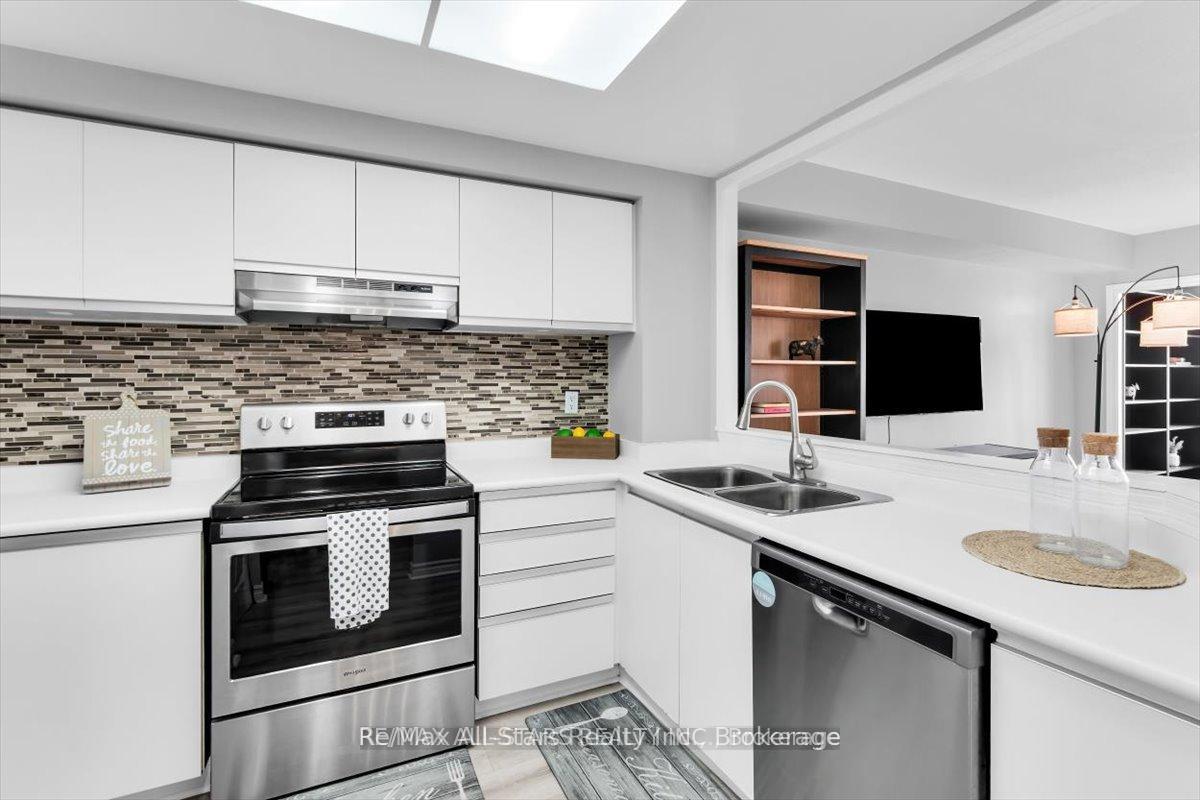 Photo 5 of Unit 1002, 711 Rossland Road E, Whitby, Pringle Creek — HOMEH