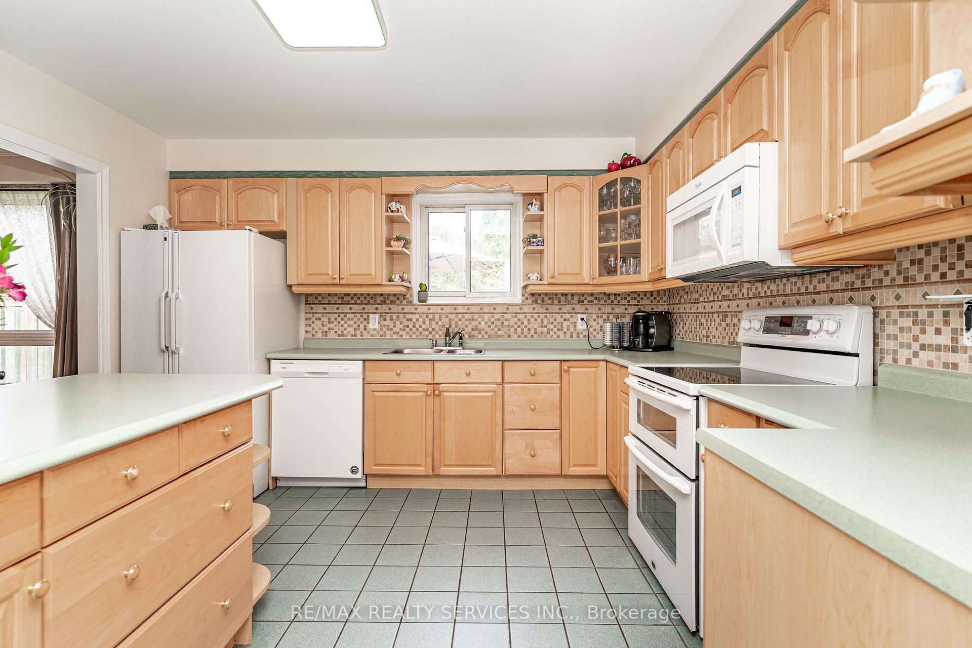 Photo 11 of 4 Markham Street, Brampton, Central Park — HOMEH