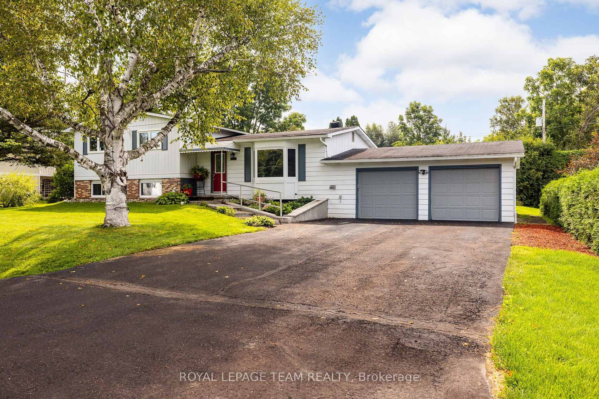 Photo 2 of 1016 Boucher Crescent, Ottawa, Manotick South to Roger Stevens — HOMEH