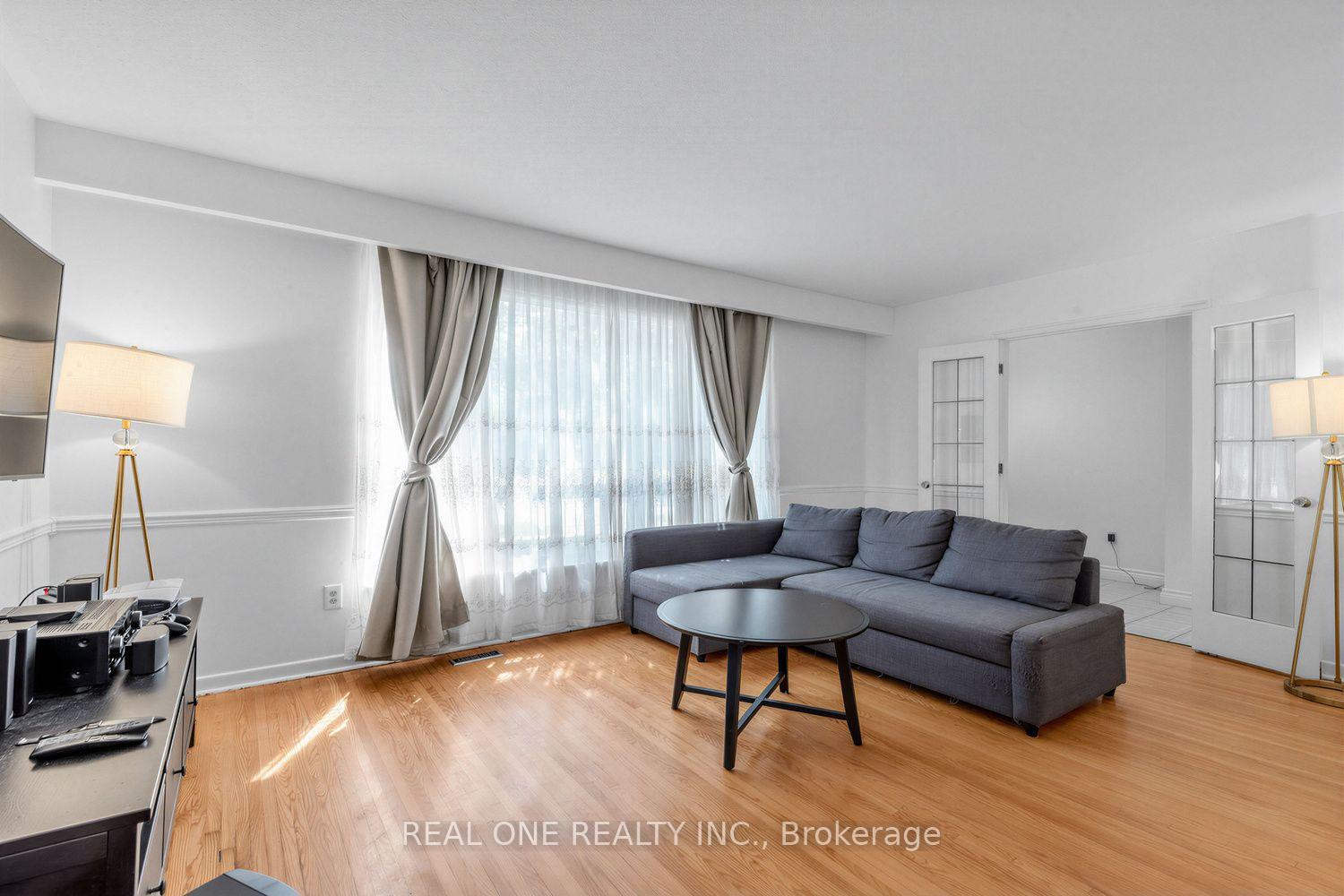 Photo 2 of 10 Devins Drive, Aurora, Aurora Heights — HOMEH
