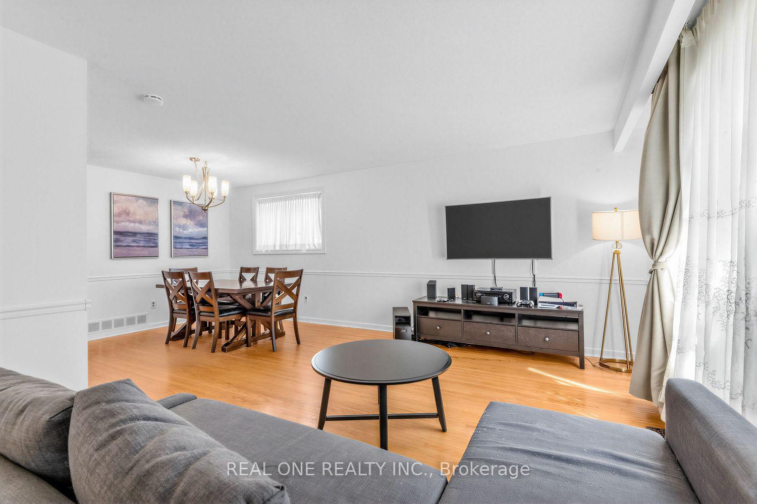 Photo 3 of 10 Devins Drive, Aurora, Aurora Heights — HOMEH