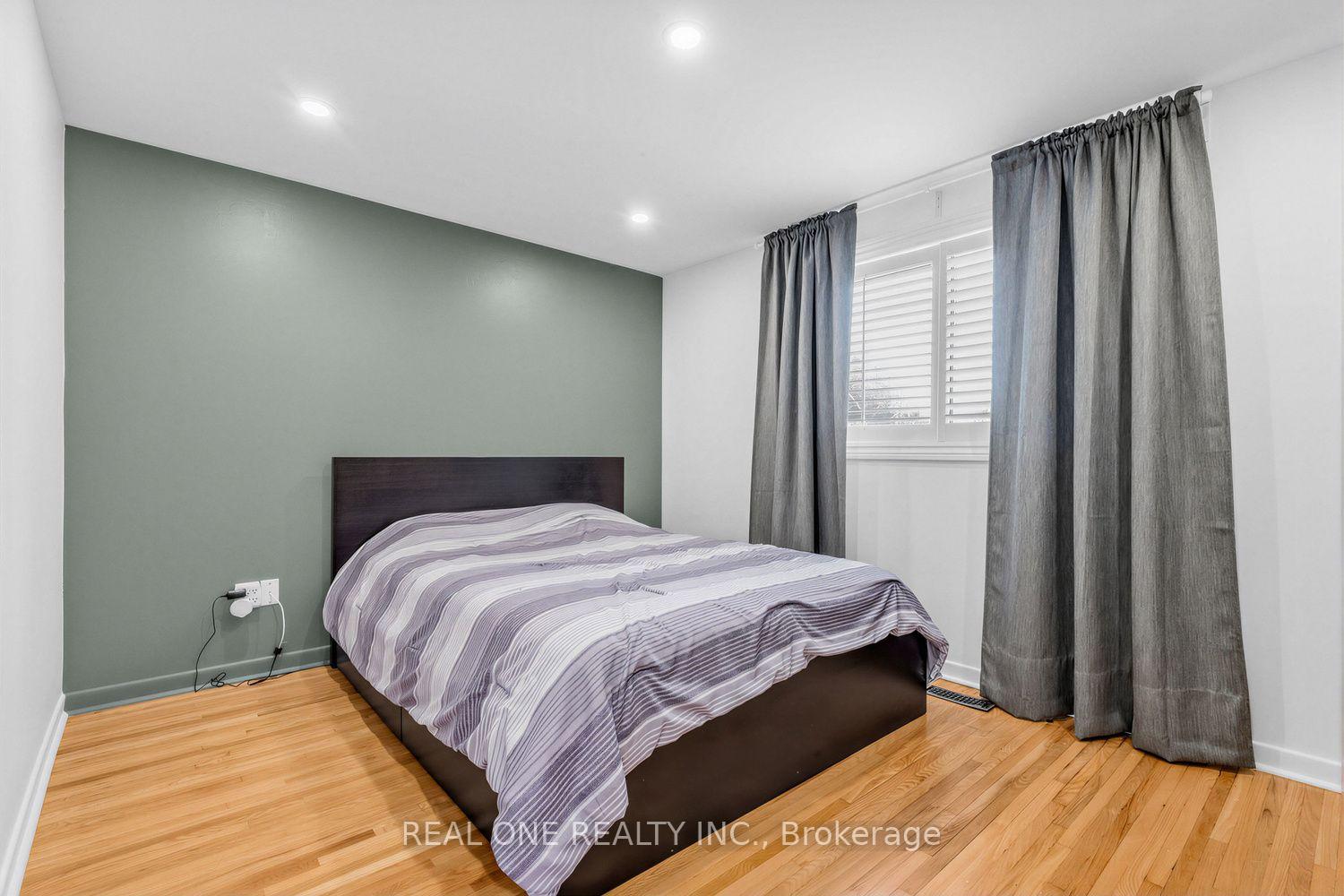 Photo 15 of 10 Devins Drive, Aurora, Aurora Heights — HOMEH
