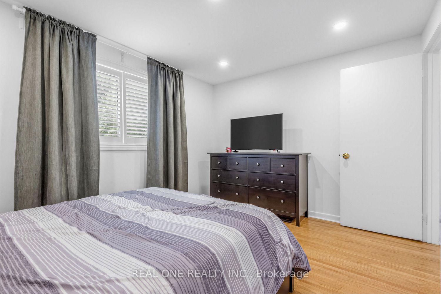 Photo 16 of 10 Devins Drive, Aurora, Aurora Heights — HOMEH