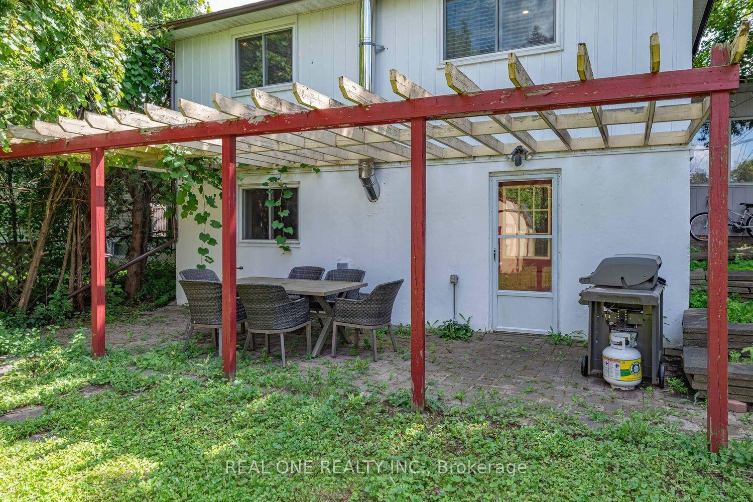 Photo 32 of 10 Devins Drive, Aurora, Aurora Heights — HOMEH