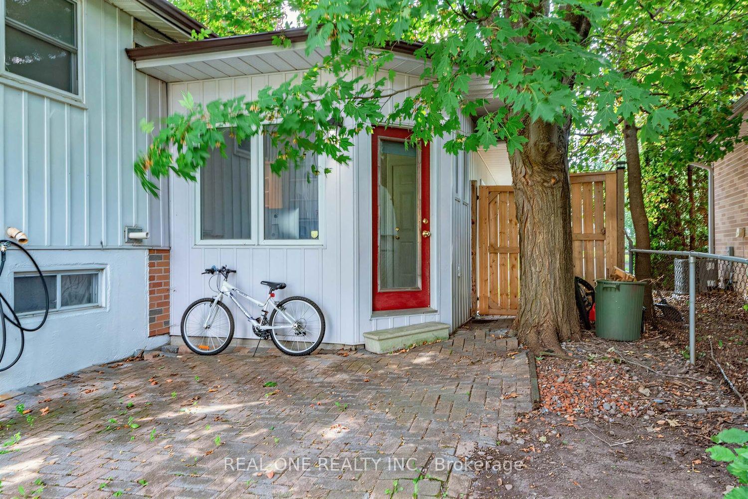 Photo 33 of 10 Devins Drive, Aurora, Aurora Heights — HOMEH