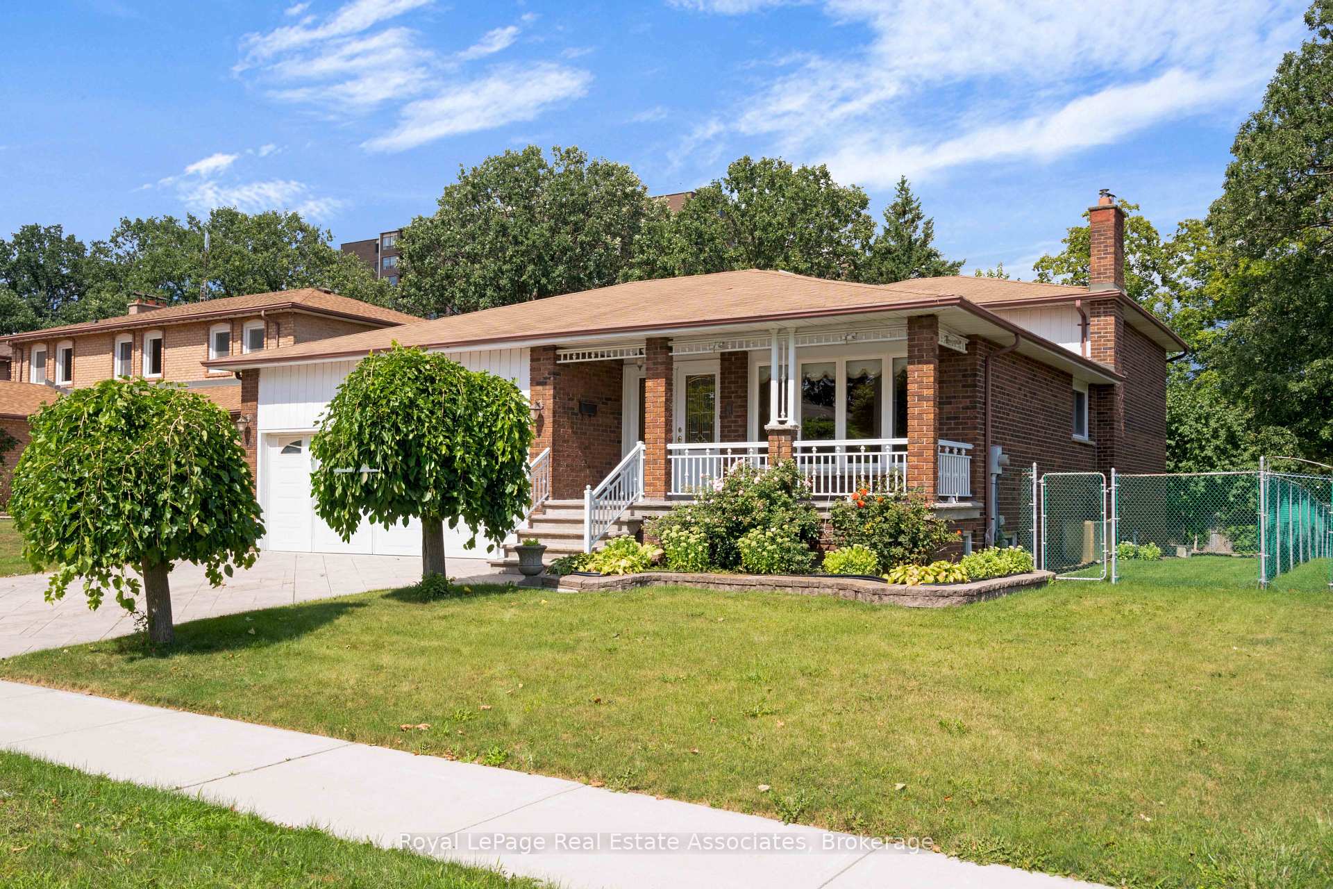 Photo 2 of 2535 Privet Crescent, Mississauga, Cooksville — HOMEH
