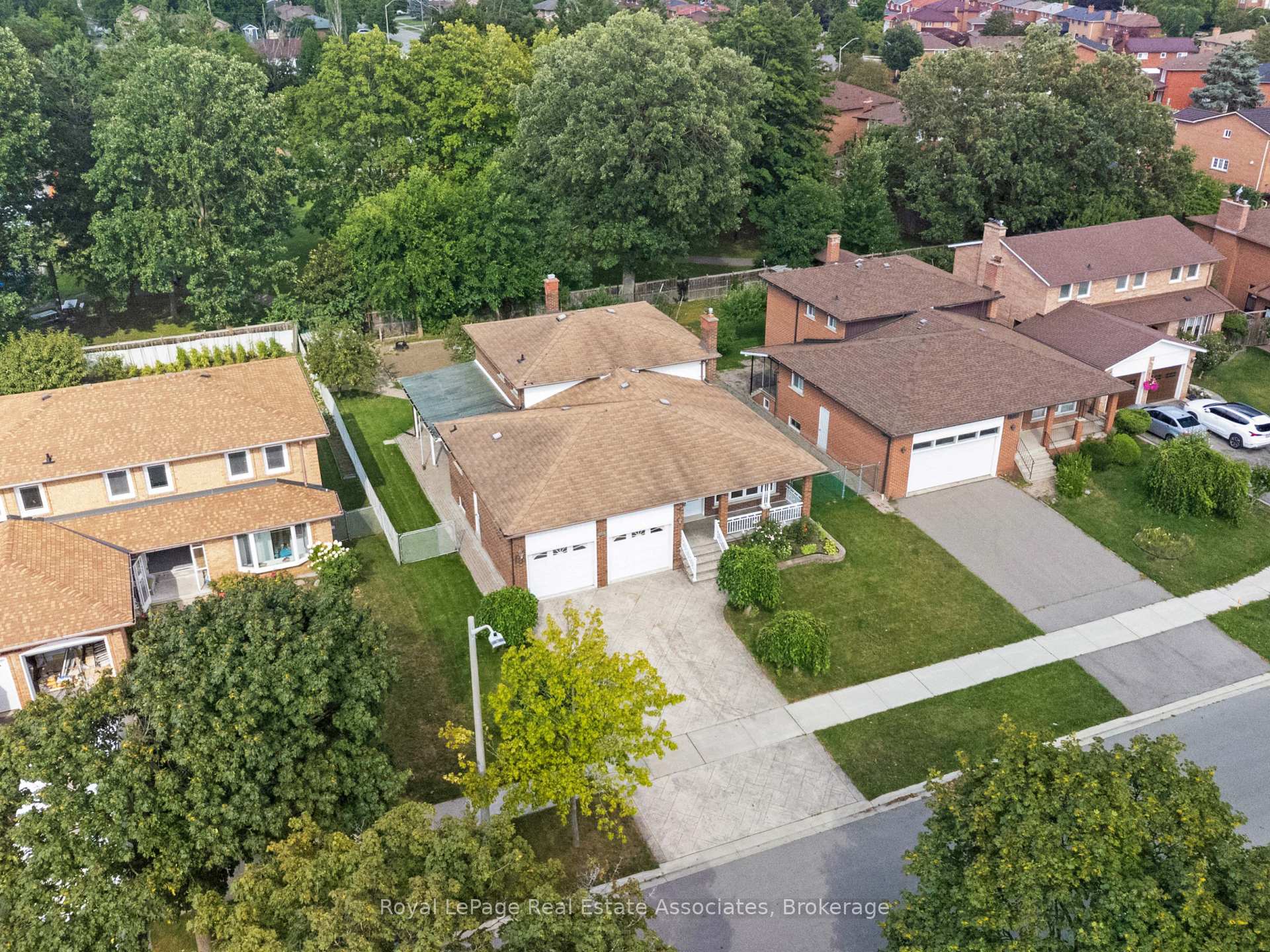 Photo 3 of 2535 Privet Crescent, Mississauga, Cooksville — HOMEH