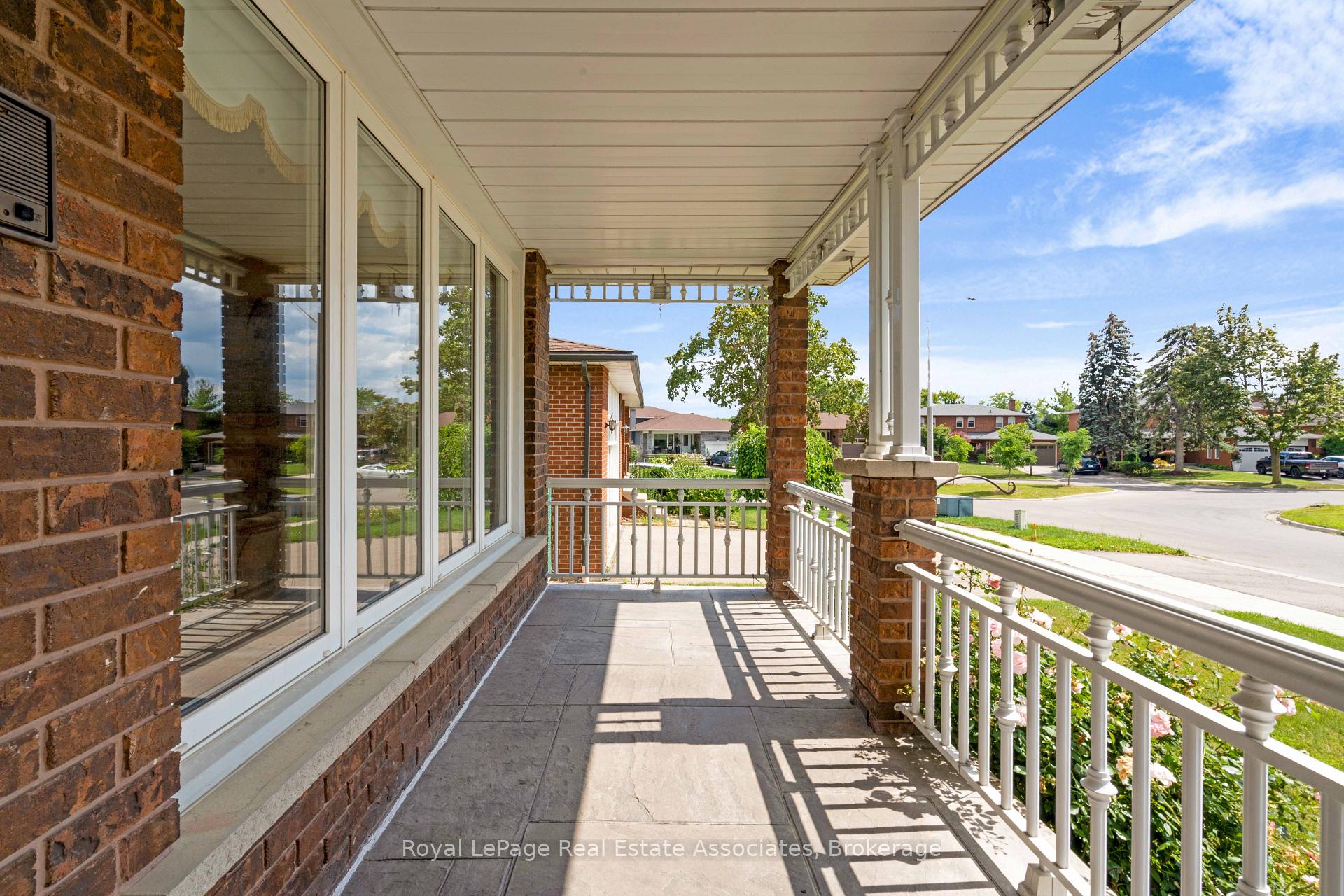 Photo 5 of 2535 Privet Crescent, Mississauga, Cooksville — HOMEH