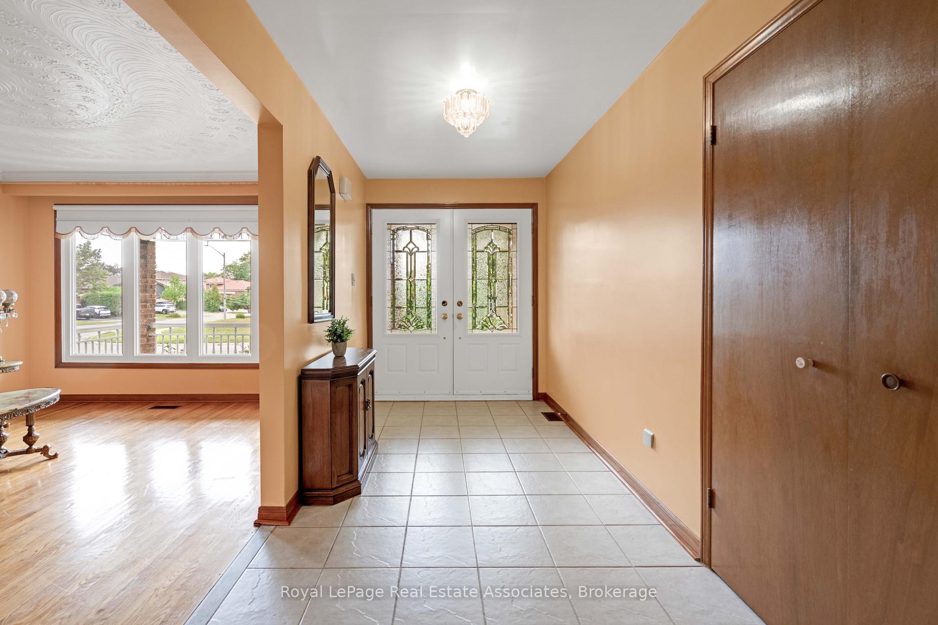 Photo 6 of 2535 Privet Crescent, Mississauga, Cooksville — HOMEH