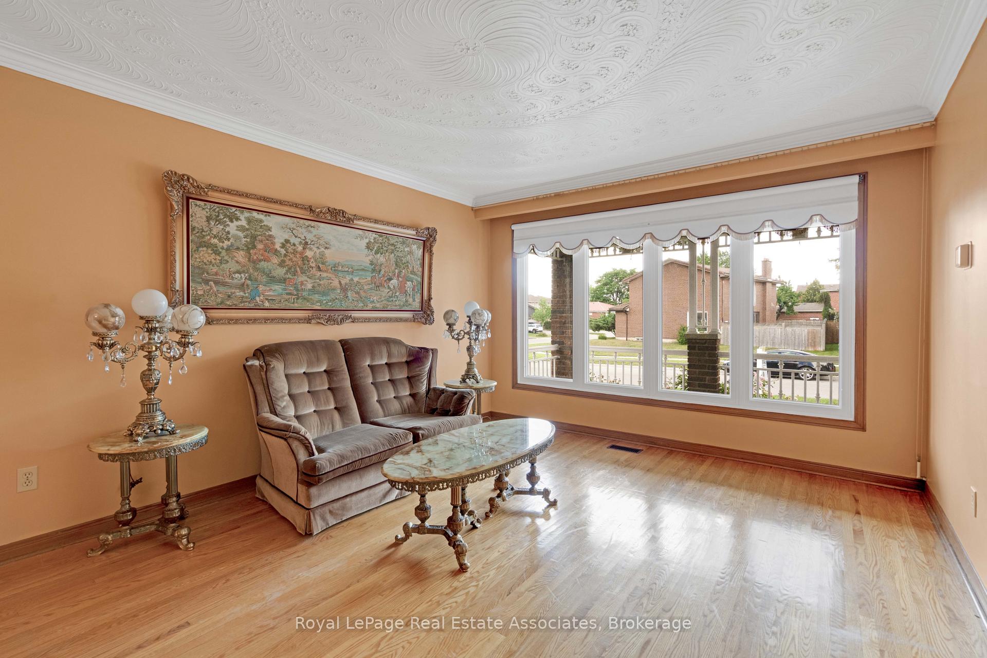 Photo 8 of 2535 Privet Crescent, Mississauga, Cooksville — HOMEH